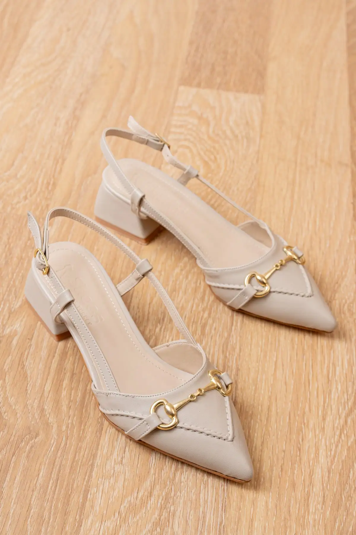 کفش زنانه پاشنه‌بلند نوک تیز با بند کلاهی بژ - 4052