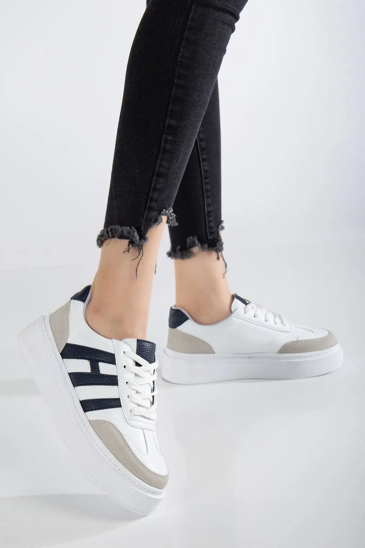 کفش زنانه  ورزشی  سفيد با ضمانت روزمره، با طراحی سبک و اورتودنیک، با زیره پلی (پلیاورتان) نرم و دوخت شده. - 4044 کفش زنانه ورزشی سفيد با ضمانت روزمره، با طراحی سبک و اورتودنیک، با زیره پلی (پلیاورتان) نرم و دوخت شده. - 4044