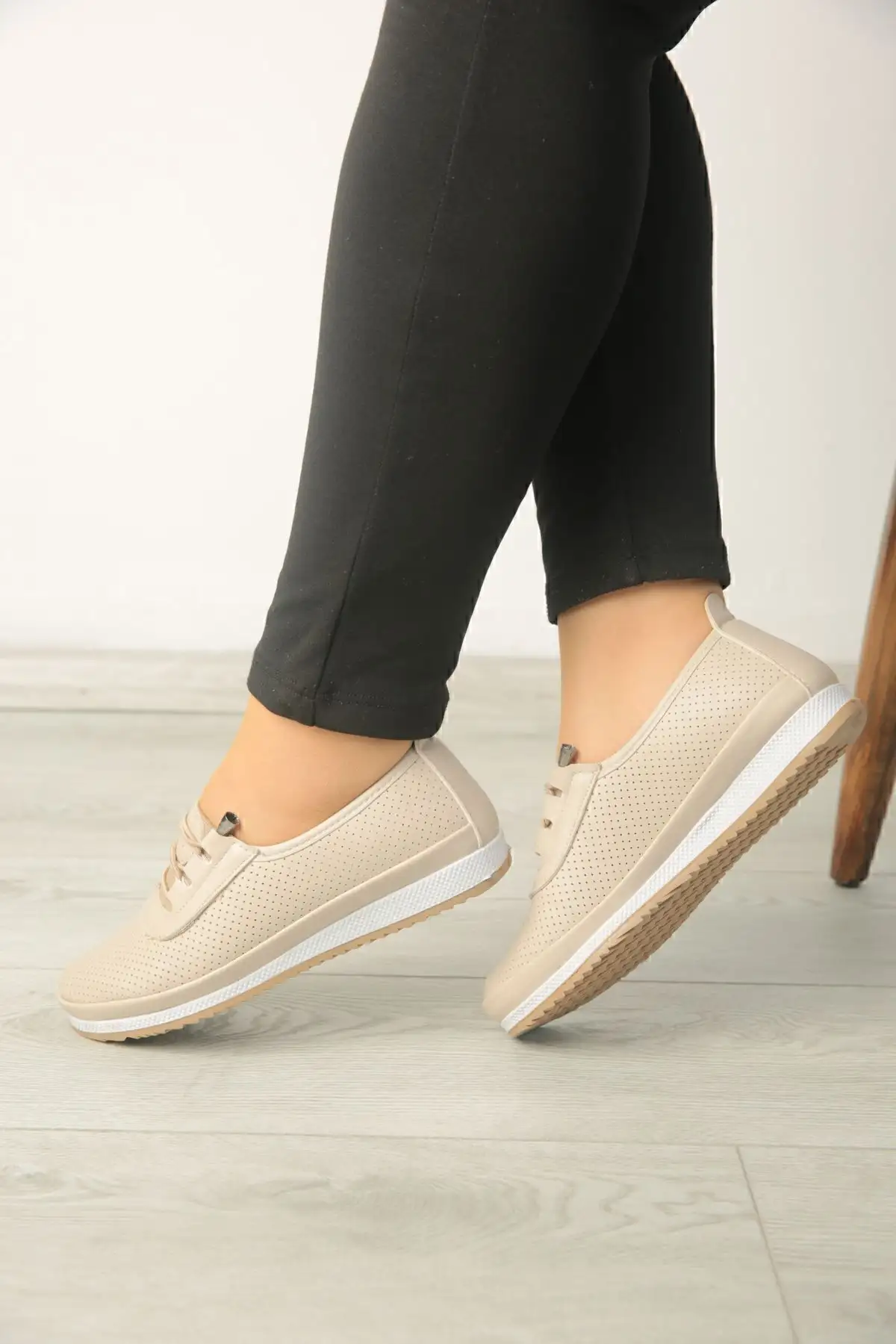 کفش زنانه  بالشتکی روزمره نرم راحت  با رویه چرمی و بندهای سوراخدار - 4053 کفش زنانه بالشتکی روزمره نرم راحت با رویه چرمی و بندهای سوراخدار - 4053