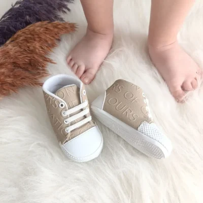 کفش نوزاد پسر کفش پتیک بچه‌گانه دخترانه/پسرانه با نوشته و بند، سایز 18-19، رنگ بژ - 3289