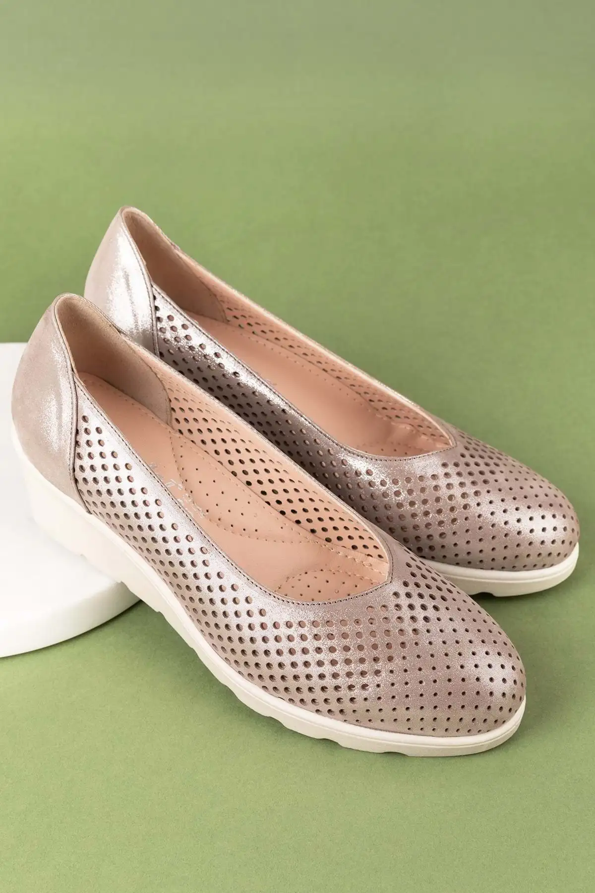 کفش پاشنه‌ بلند زنانه مادر راحت و شیک با پاشنه برجسته از چرم طبیعی مدل ell.6596 - 5122