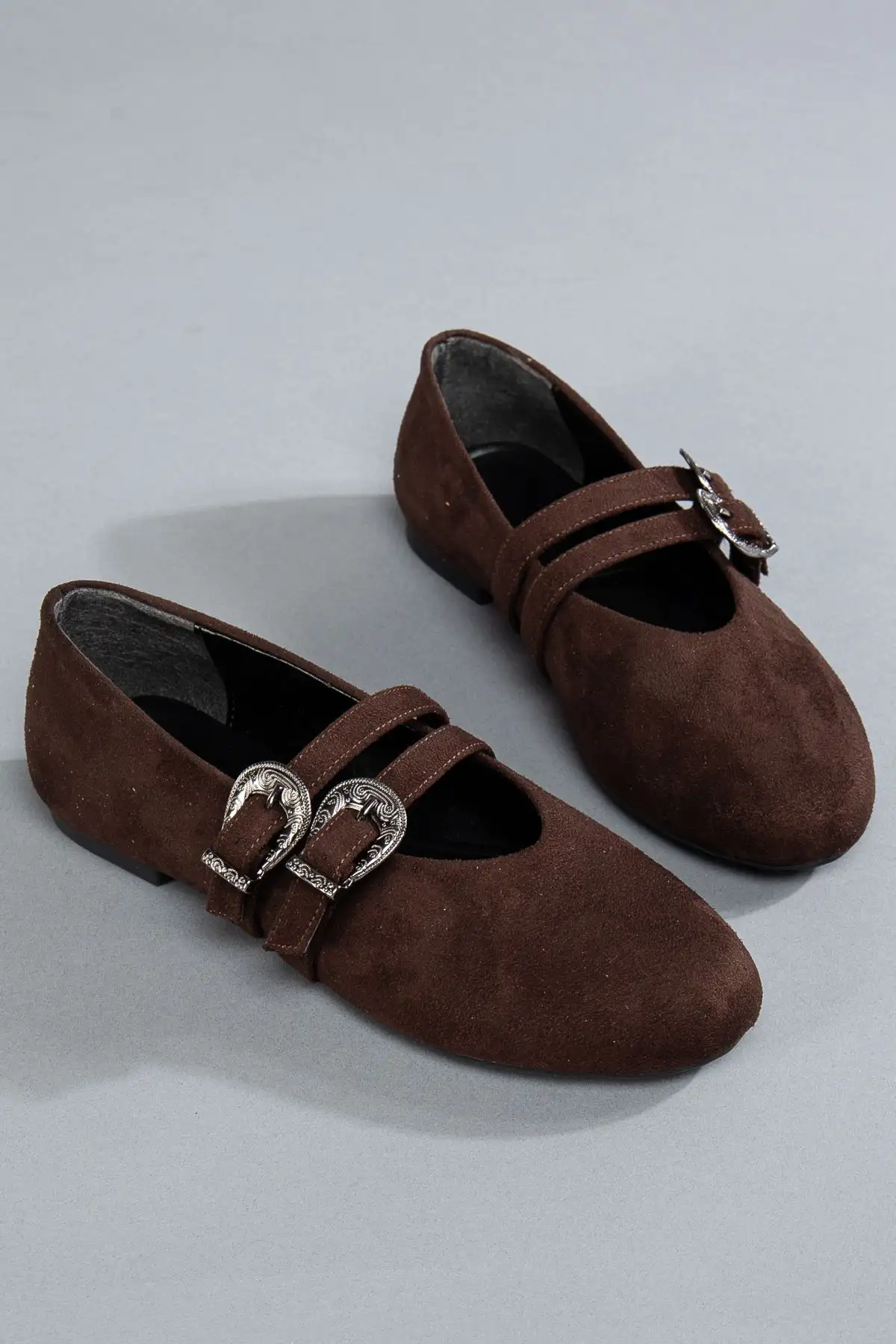 کفش تخت زنانه  بازتونی با کمربند میخدار از جیر قهوهای تلخ  - 4546 کفش تخت زنانه بازتونی با کمربند میخدار از جیر قهوهای تلخ - 4546