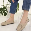 کفش تخت زنانه راحتی بژ با زنجیر و قفل سبک و شیک برای استفاده روزمره - 4534