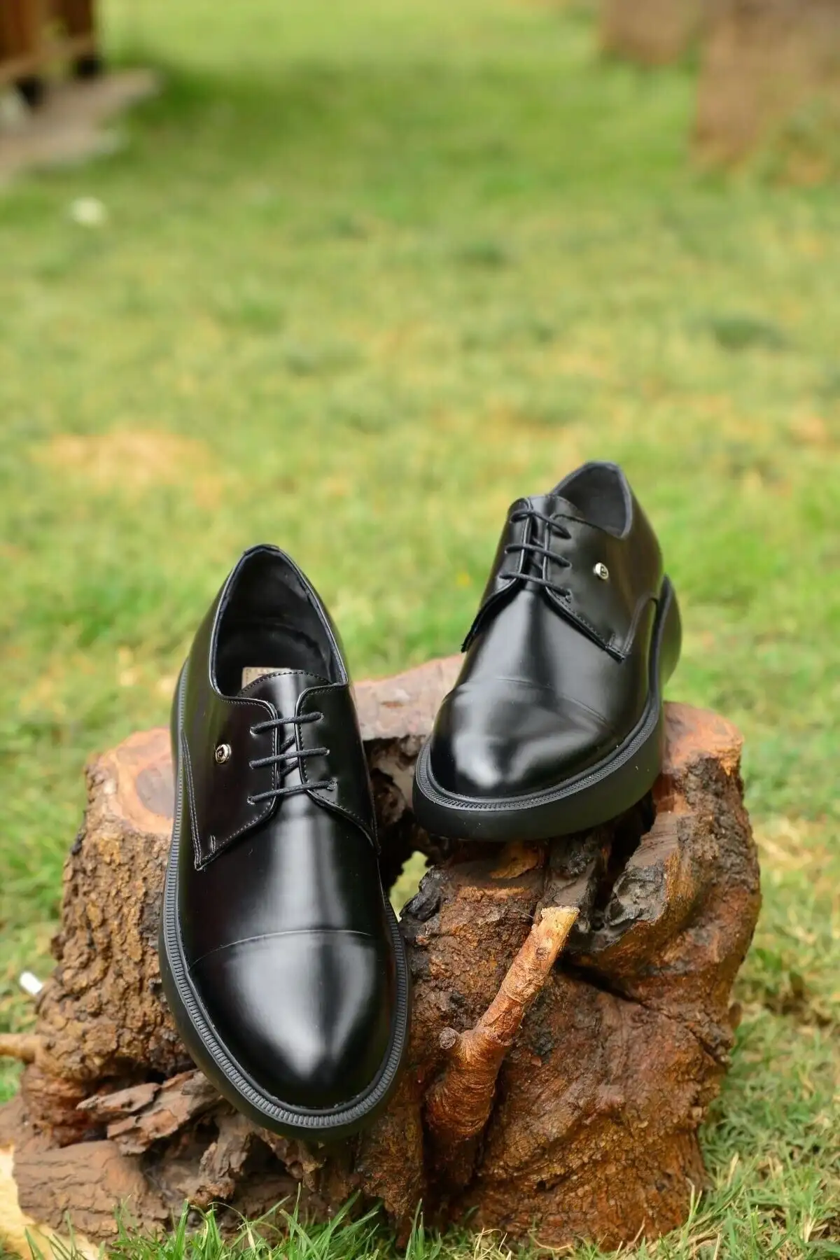 کفش رسمی مردانه کتانی رسمی و ست لباس مردانه چرمی مشکی با سبک نوآورانه، زیبایی و راحتی را به طور همزمان ارائه می‌دهد. - 3921