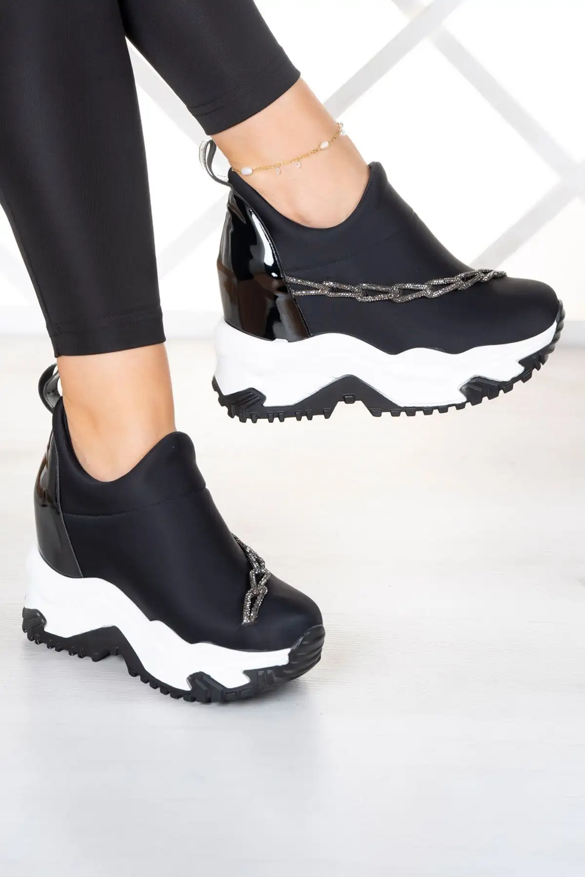 کفش پاشنه بلند زنانه  روزمره مگی با زنجیر نقرهای و سنگدار با پاشنه مخفی کشی - 4339 کفش پاشنه بلند زنانه روزمره مگی با زنجیر نقرهای و سنگدار با پاشنه مخفی کشی - 4339