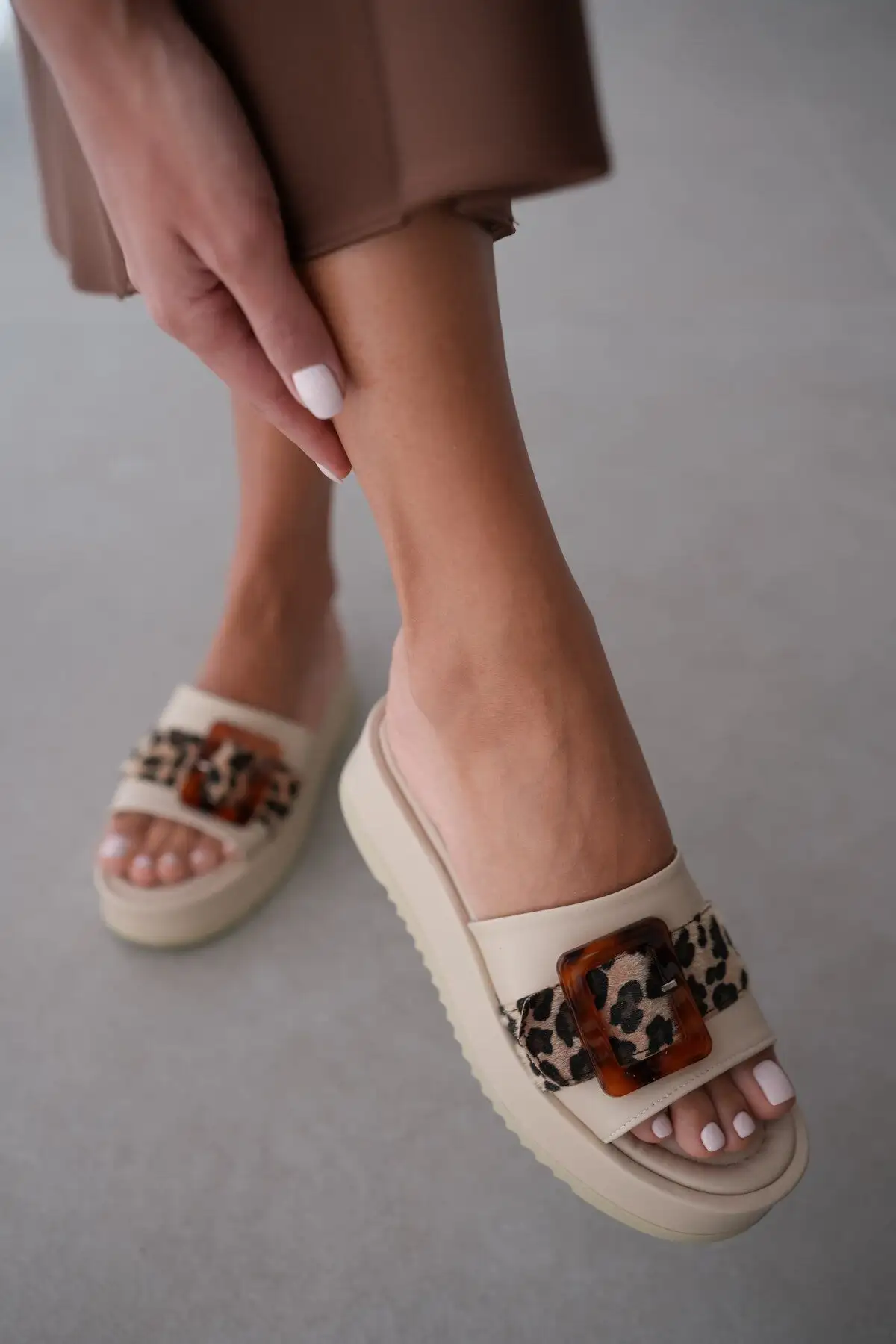 کفش راحتی خانه کفش راحتی زنانه با جزئیات قلابی طرح پلنگی مارلی - بژ - 3244 کفش راحتی خانه کفش راحتی زنانه با جزئیات قلابی طرح پلنگی مارلی - بژ - 3244