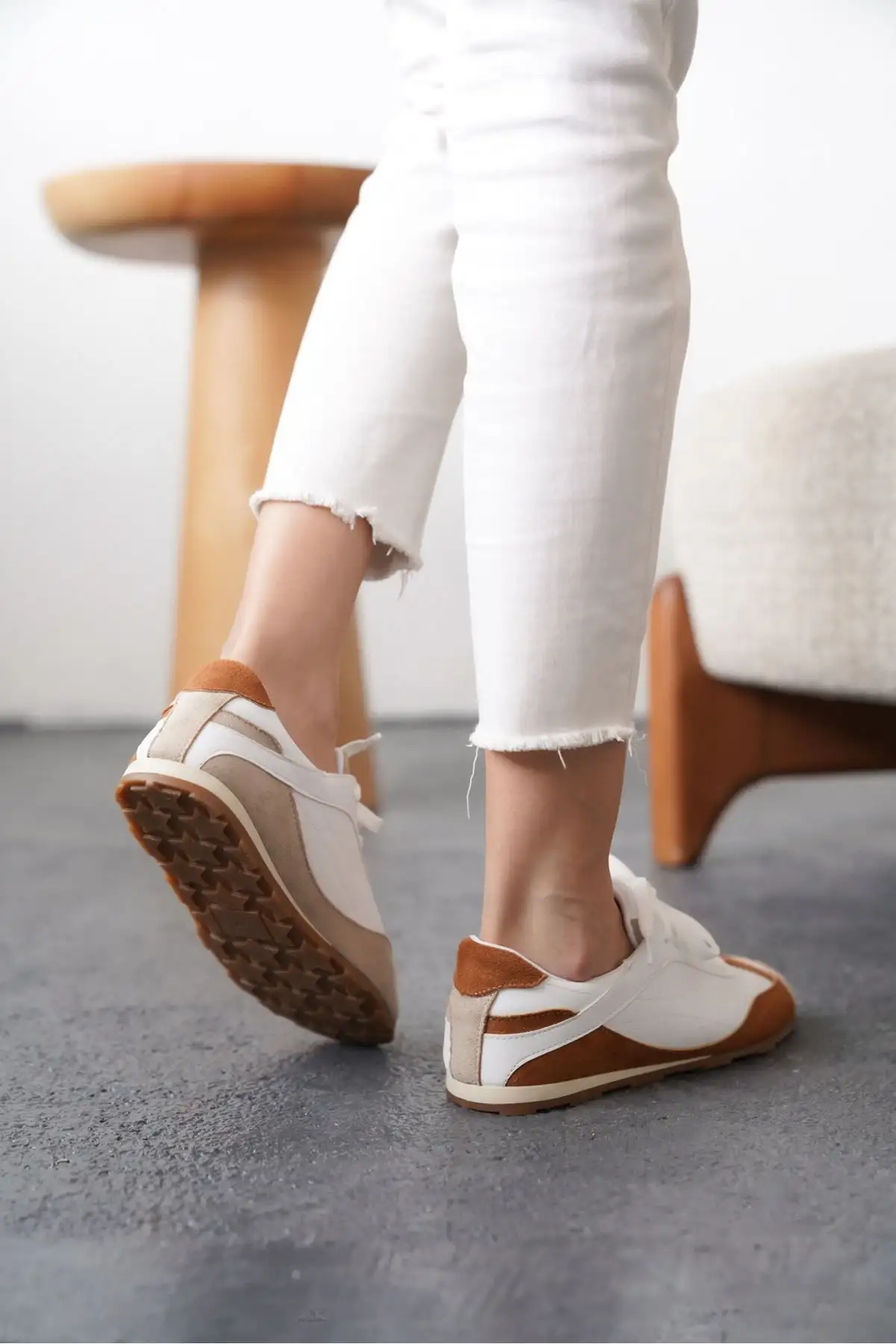 کفش زنانه  ورزشی  بوئنو - سفید-قهوهای - 4040 کفش زنانه ورزشی بوئنو - سفید-قهوهای - 4040