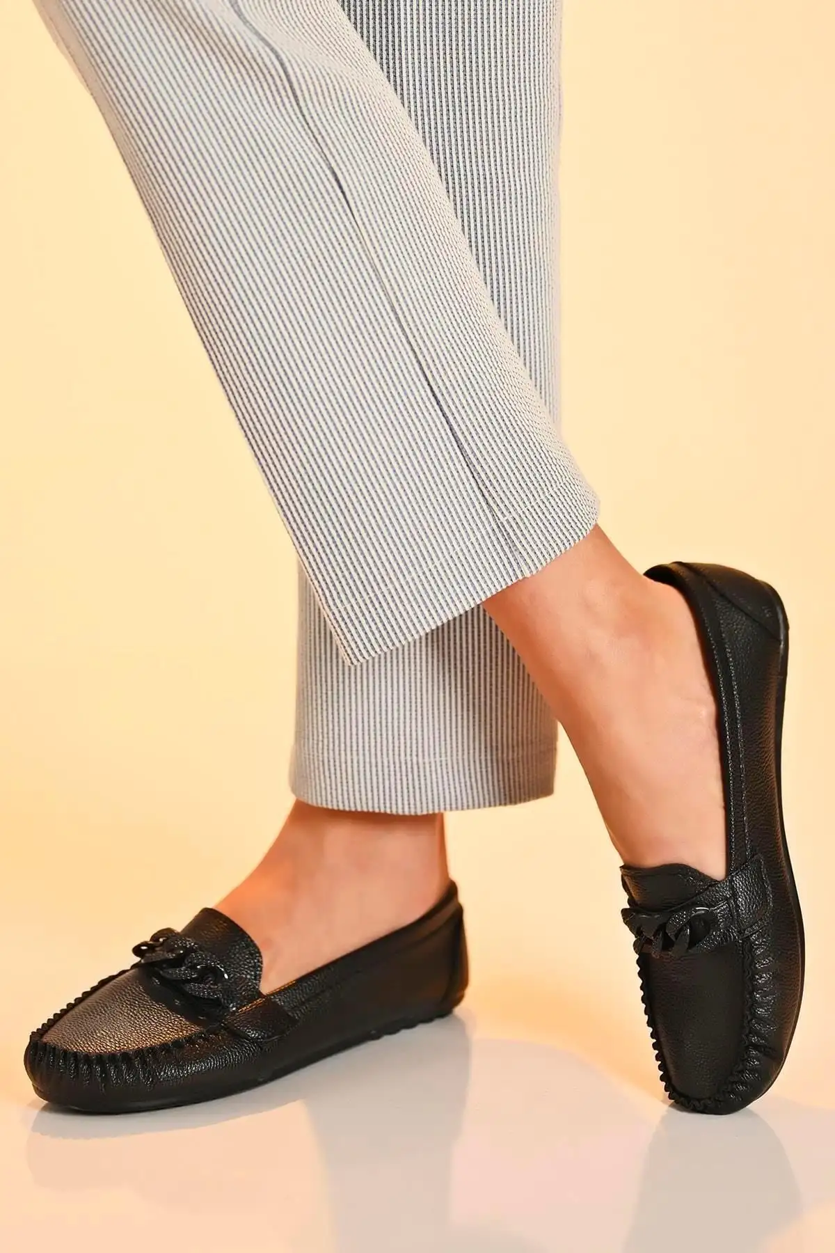 کفش تخت زنانه  روزمره  مشکی بابی با زنجیر مدل Bynddem02 - 4522 کفش تخت زنانه روزمره مشکی بابی با زنجیر مدل Bynddem02 - 4522