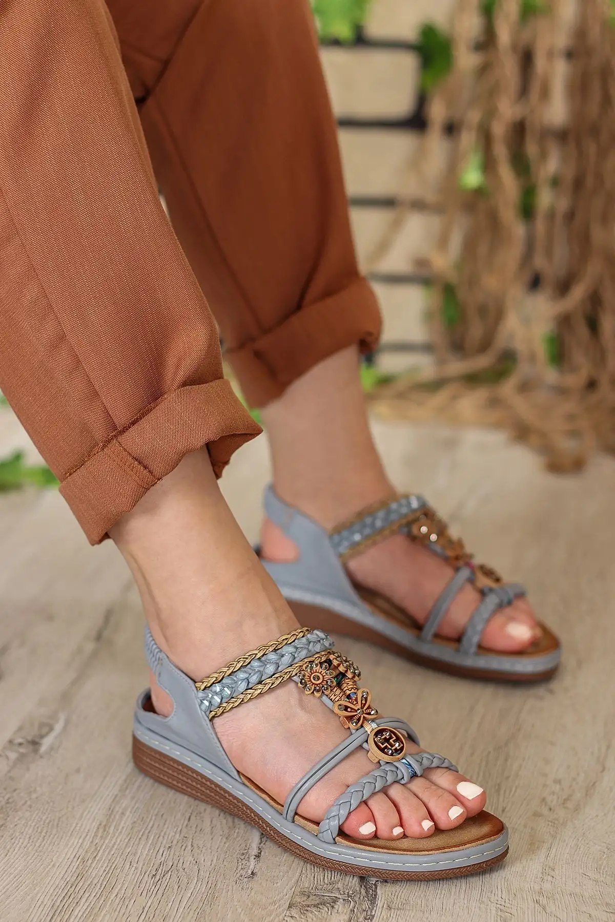 کفش صندل زنانه ساندال راحت با جزئیات سنگی و کشی جی جی لیدی - 4073 کفش صندل زنانه ساندال راحت با جزئیات سنگی و کشی جی جی لیدی - 4073