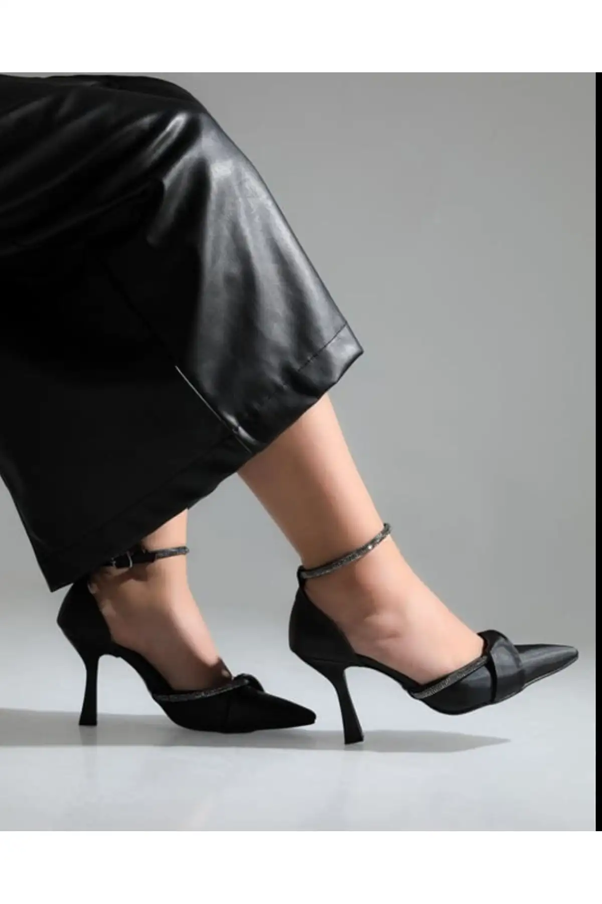 کفش پاشنه بلند زنانه کفش مجلسی با لبه و سنگهای سیاه - 3687 کفش پاشنه بلند زنانه کفش مجلسی با لبه و سنگهای سیاه - 3687