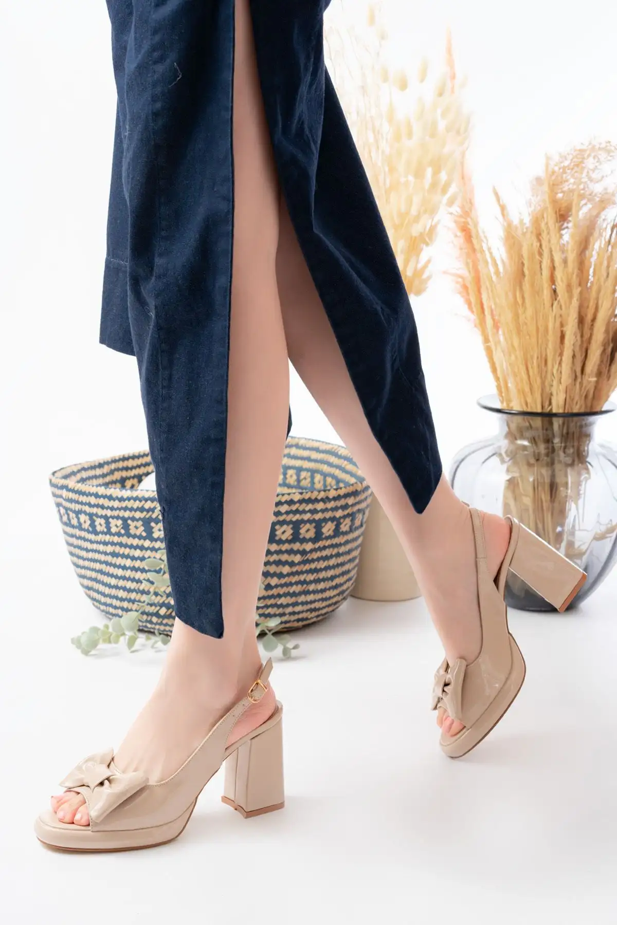 کفش پاشنه بلند زنانه پاکلهی فَیونک دار، لباس مجلسی باکلاس و مدرن،  شب مناسب برای استفاده روزمره - 4309 کفش پاشنه بلند زنانه پاکلهی فَیونک دار، لباس مجلسی باکلاس و مدرن، شب مناسب برای استفاده روزمره - 4309