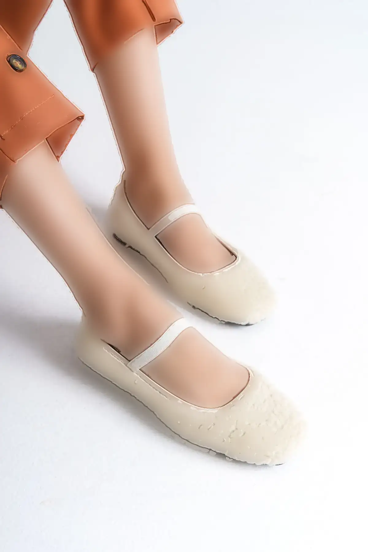 کفش تخت زنانه بابت با کفی چرم مشبک و بند لاستیکی کرکی سفید - 4514