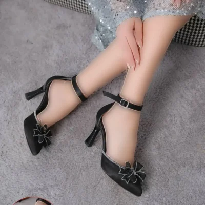 کفش پاشنه‌ بلند زنانه کفش پاشنه بلند زنانه ابریشمی مشکی با سنگ‌های تزیینی و روبان توری شیک - 3681