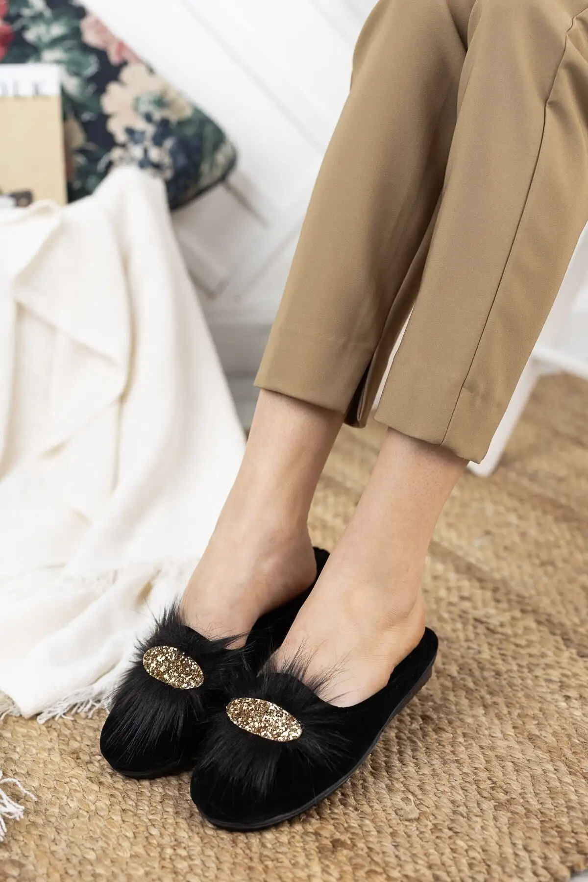 کفش راحتی خانه دمپایی زنانه سیاه، دمپایی زمستانی پشمالو با سنگهای زینتی، دمپایی با کفی نرم، دمپایی تزئینی برای جهیزیه - 3976 کفش راحتی خانه دمپایی زنانه سیاه، دمپایی زمستانی پشمالو با سنگهای زینتی، دمپایی با کفی نرم، دمپایی تزئینی برای جهیزیه - 3976