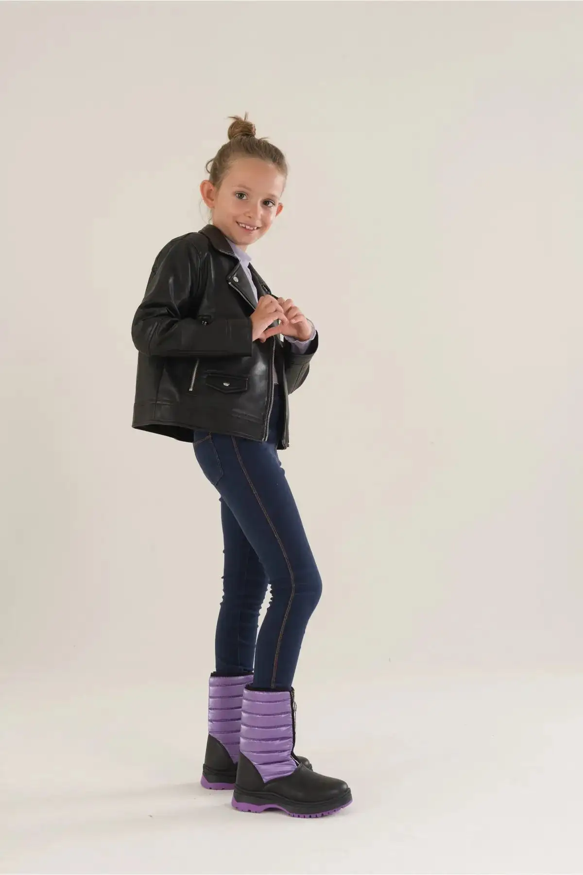 بوت بچگانه چکمه بچهگانه سیاه-بنفش با تکنولوژی زیره ضد لغزش و داخلی پشمی ضد آب - 4912 بوت بچگانه چکمه بچهگانه سیاه-بنفش با تکنولوژی زیره ضد لغزش و داخلی پشمی ضد آب - 4912