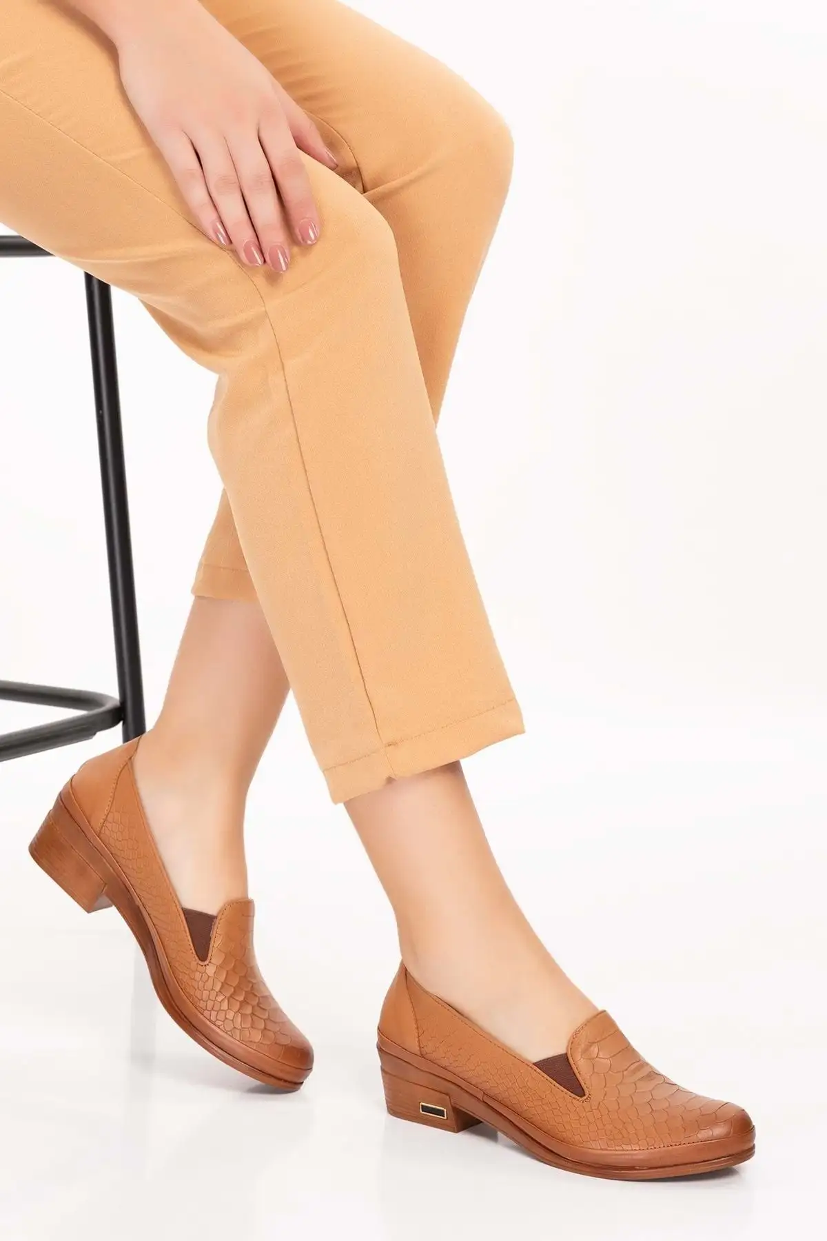 کفش پاشنه‌ بلند زنانه پاشنه کوتاه طبیعیکده چرم با جزئیات لاستیکی msa.65 - قهوه‌ای - سایز 41 - 4325