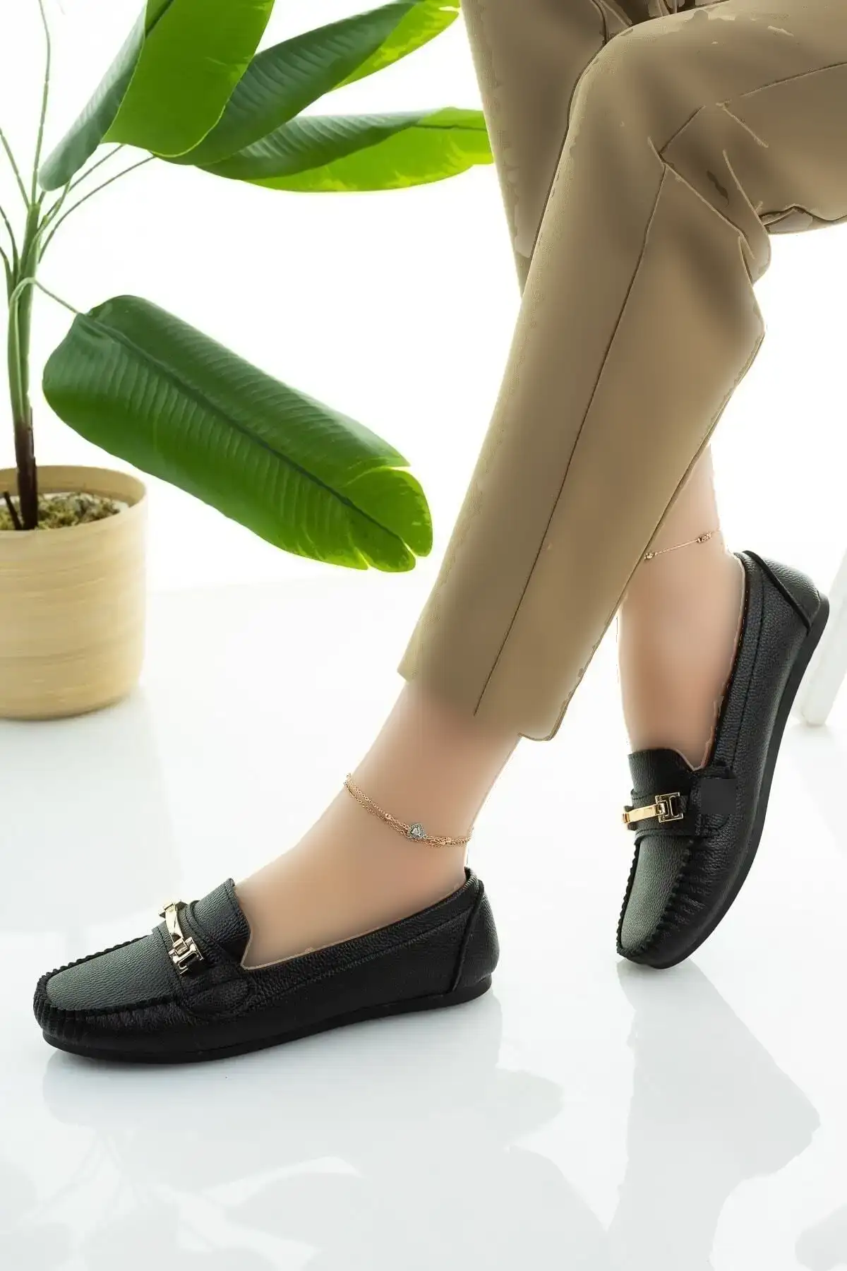 کفش تخت زنانه  روزمره  مشکی با بند زنجیری و کفی سبک و راحت - 4515 کفش تخت زنانه روزمره مشکی با بند زنجیری و کفی سبک و راحت - 4515