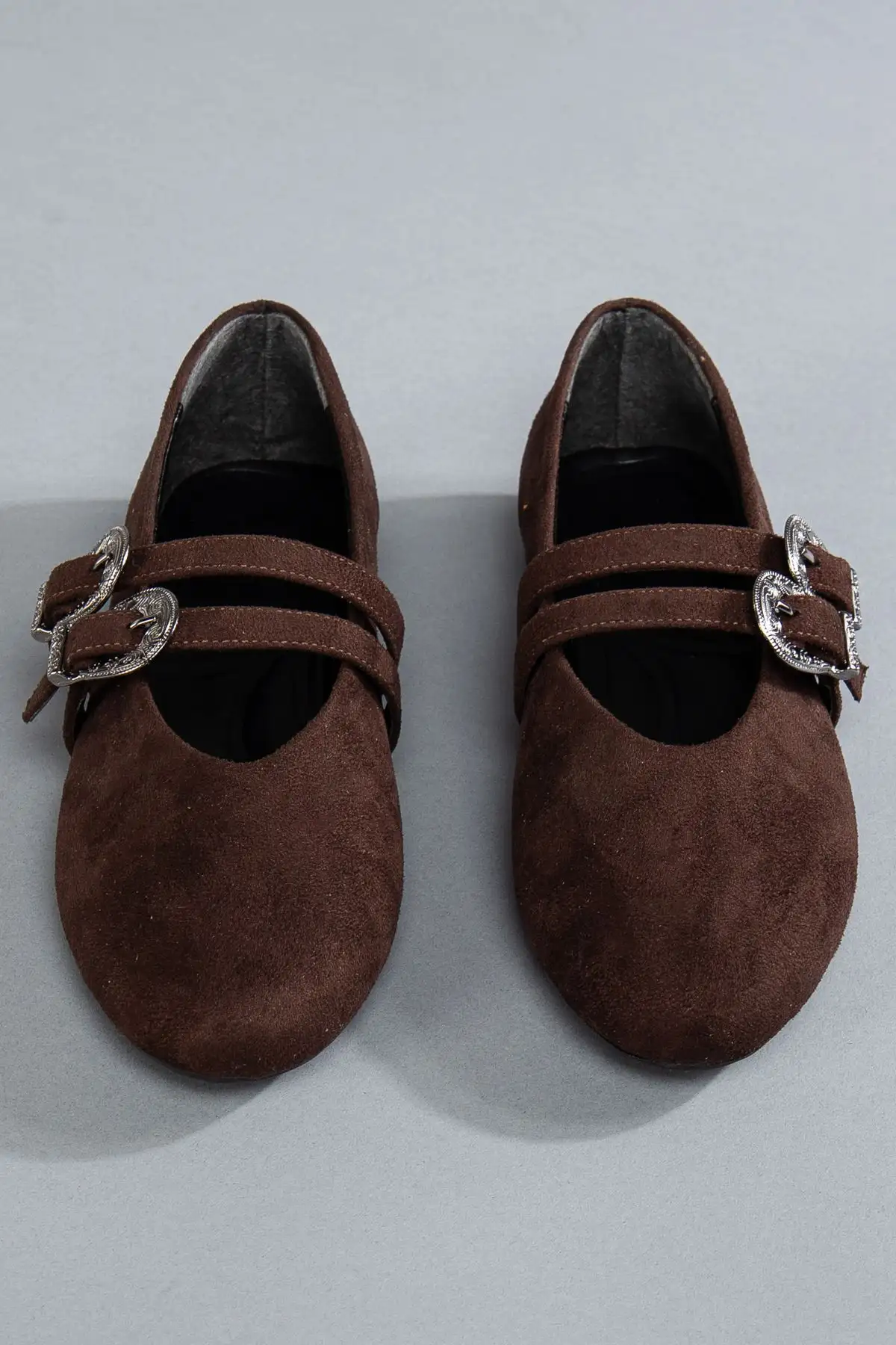 کفش تخت زنانه  بازتونی با کمربند میخدار از جیر قهوهای تلخ  - 4546 کفش تخت زنانه بازتونی با کمربند میخدار از جیر قهوهای تلخ - 4546