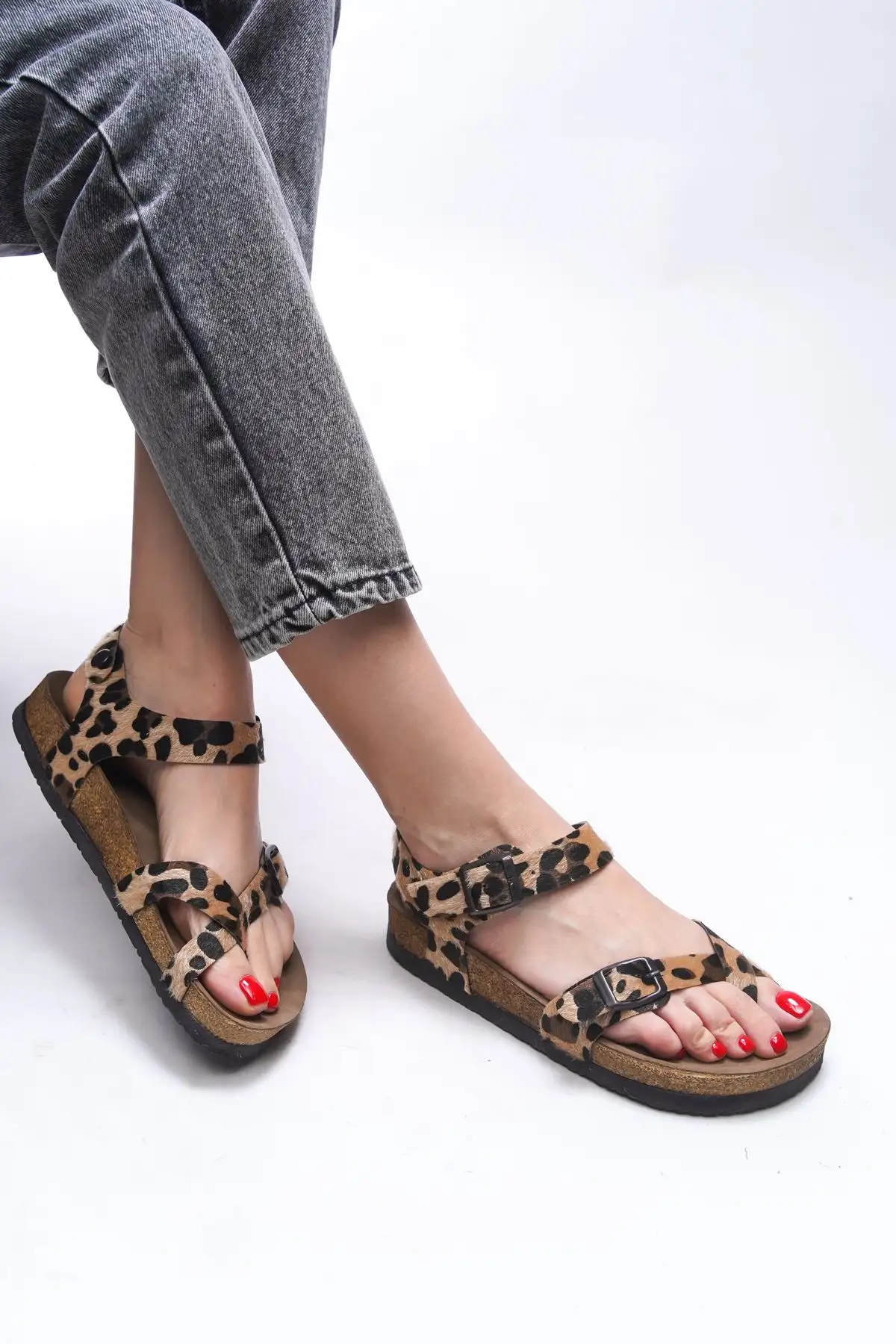 کفش صندل زنانه سندل  کلارمیت با طراحی لژدار و الگوی پلنگی مدل ۰۰۱۲۵۰۳ - 4685 کفش صندل زنانه سندل کلارمیت با طراحی لژدار و الگوی پلنگی مدل ۰۰۱۲۵۰۳ - 4685