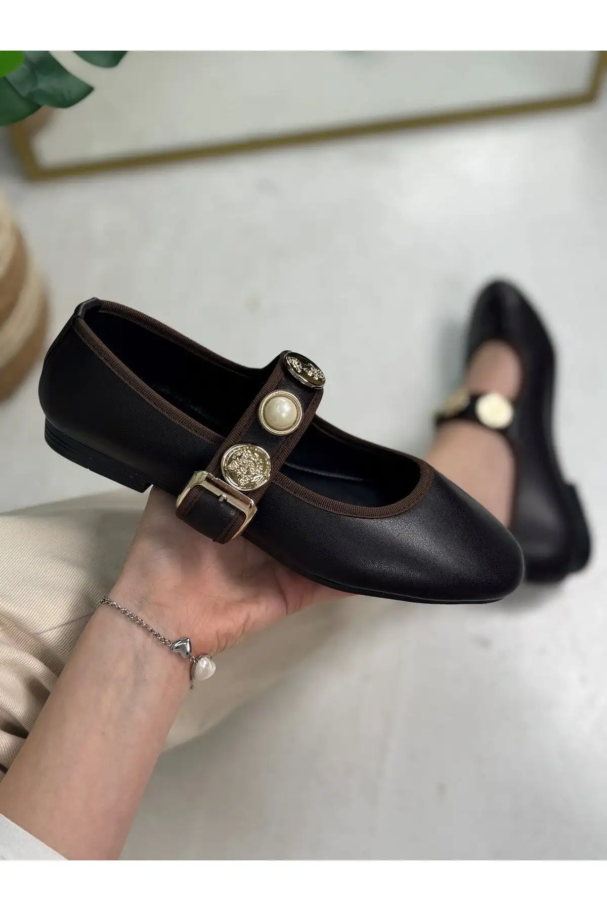 کفش اداری زنانه  راحتی  روزمره مدل بارت با بند طلایی مرواریدی و نوک بیضی، سبک و اورتopedیک مناسب برای خانه، کار و دفتر 300 - 4391 کفش اداری زنانه راحتی روزمره مدل بارت با بند طلایی مرواریدی و نوک بیضی، سبک و اورتopedیک مناسب برای خانه، کار و دفتر 300 - 4391