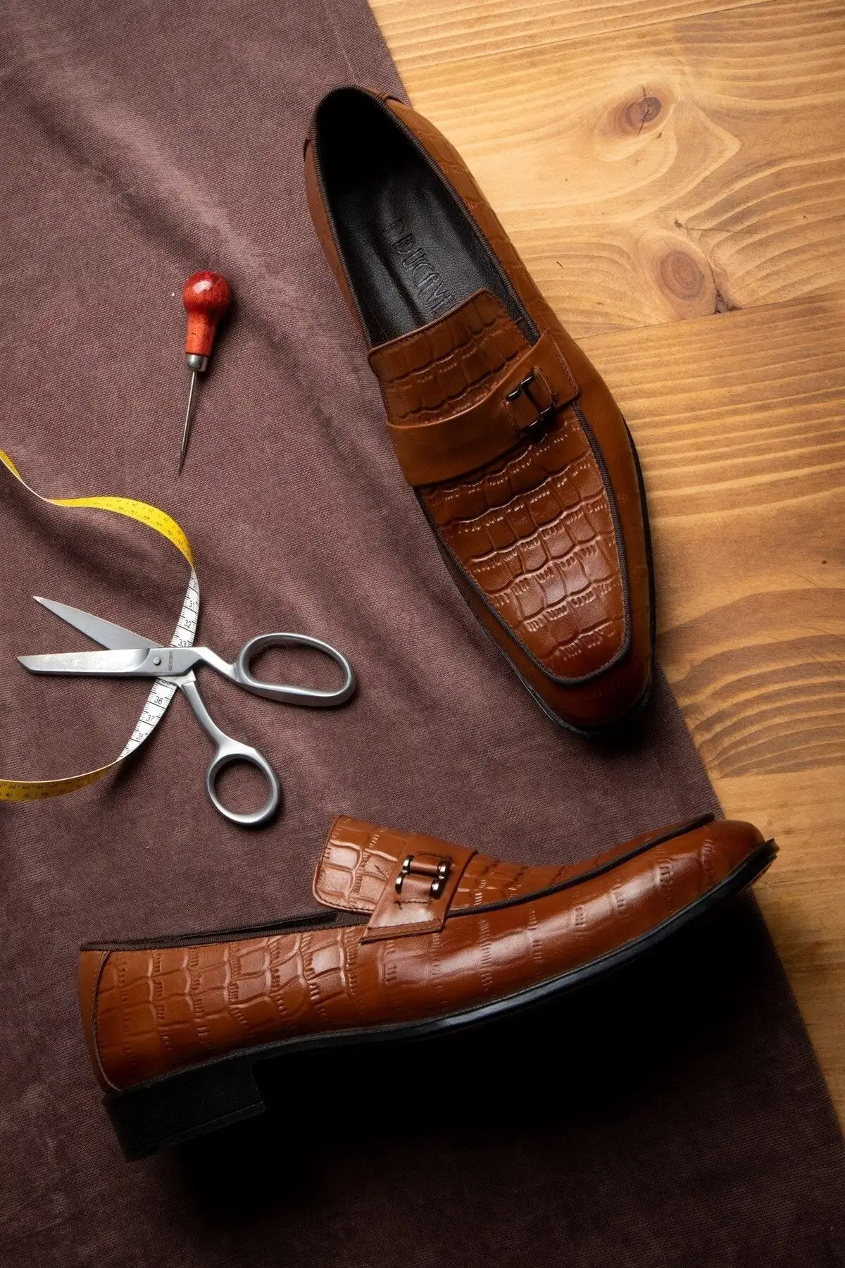 کفش مردانه 1. کفش کلاسیک مردانه چرم طبیعی سوئانک
2. کفش کلاسیک لوفر
3. کفش ماکوسن - 3272 کفش مردانه 1. کفش کلاسیک مردانه چرم طبیعی سوئانک 2. کفش کلاسیک لوفر 3. کفش ماکوسن - 3272