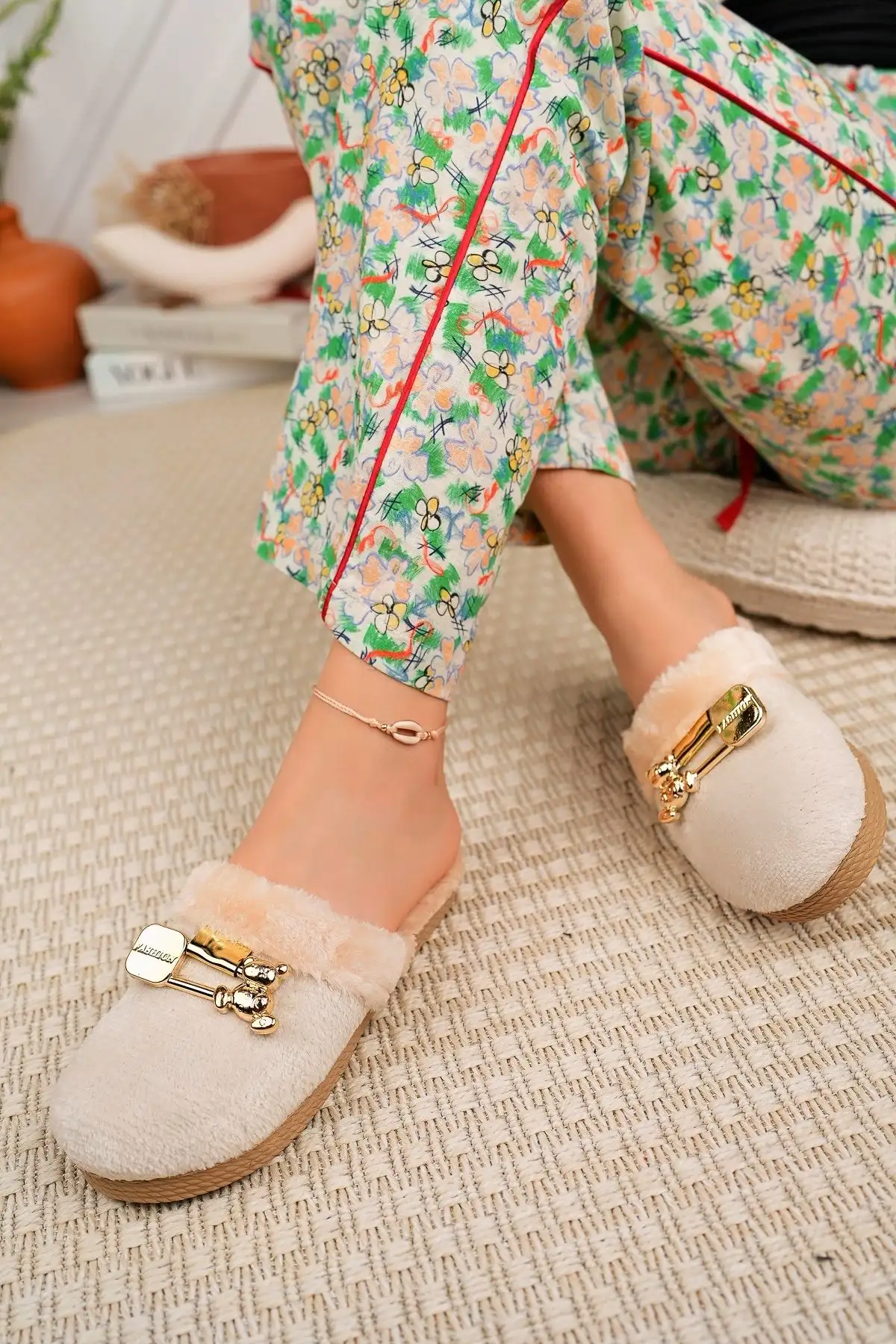 کفش راحتی خانه  ای زمستانی زنانه به رنگ بژ، با پشمش و از جنس پلوش، مناسب مهمان و برای جهیزیه عروس - 3961 کفش راحتی خانه ای زمستانی زنانه به رنگ بژ، با پشمش و از جنس پلوش، مناسب مهمان و برای جهیزیه عروس - 3961