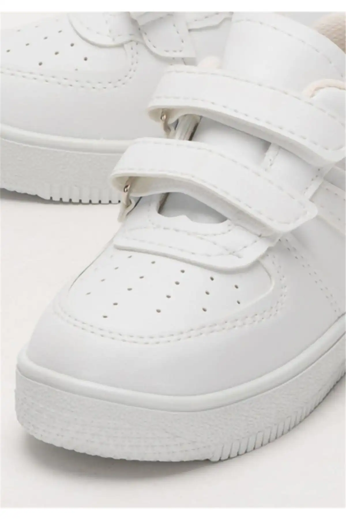 کفش بچگانه کفش ورزشی بچگانه مدل سفید - 3588 کفش بچگانه کفش ورزشی بچگانه مدل سفید - 3588