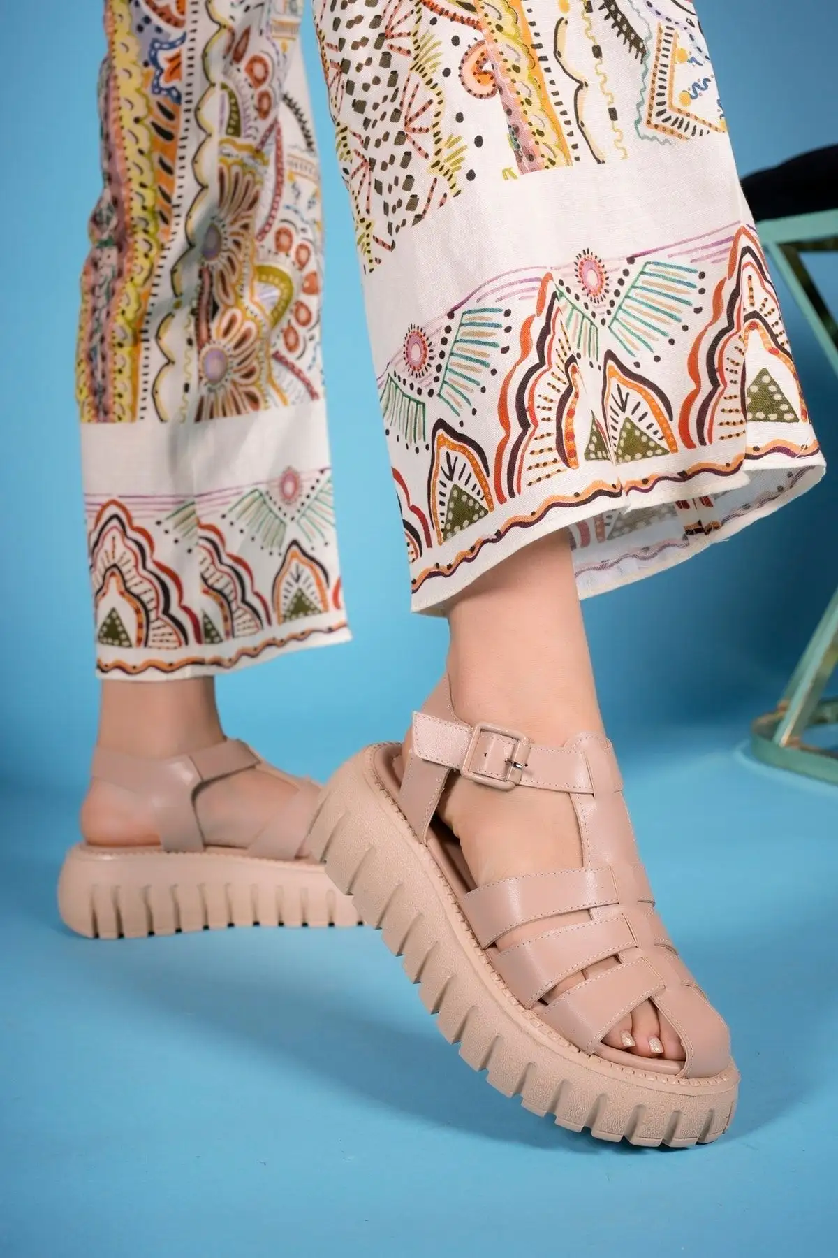 کفش صندل زنانه سندل  ۰۰۱۲۶۰۰ نود - 4859 کفش صندل زنانه سندل ۰۰۱۲۶۰۰ نود - 4859