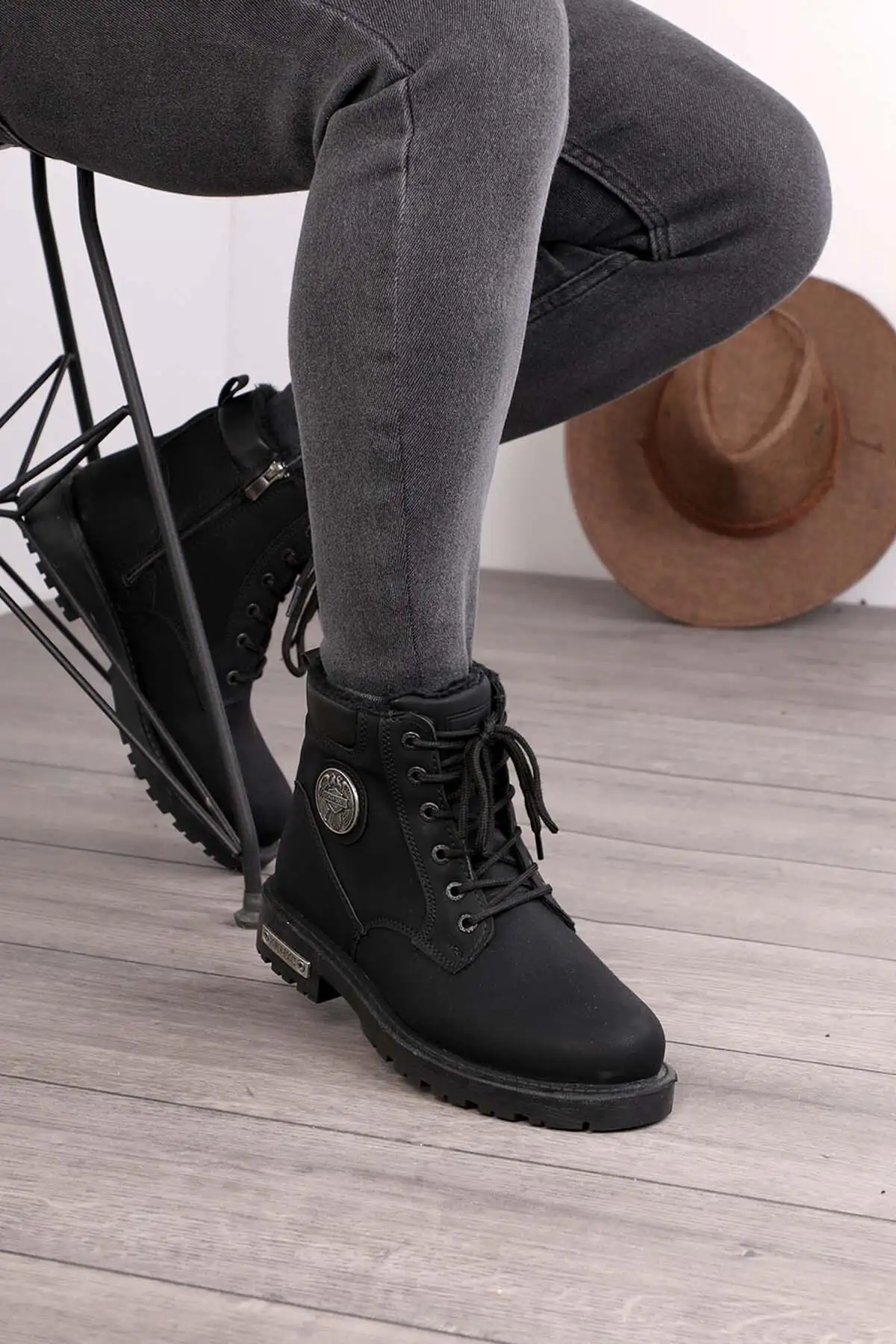 کفش پسرانه چکمه زمستانی با زیپ و خز ضد آب، با کفی لاستیکی، محصول باکیفیت و تضمینی در رنگ مشکی. - 4458 کفش پسرانه چکمه زمستانی با زیپ و خز ضد آب، با کفی لاستیکی، محصول باکیفیت و تضمینی در رنگ مشکی. - 4458