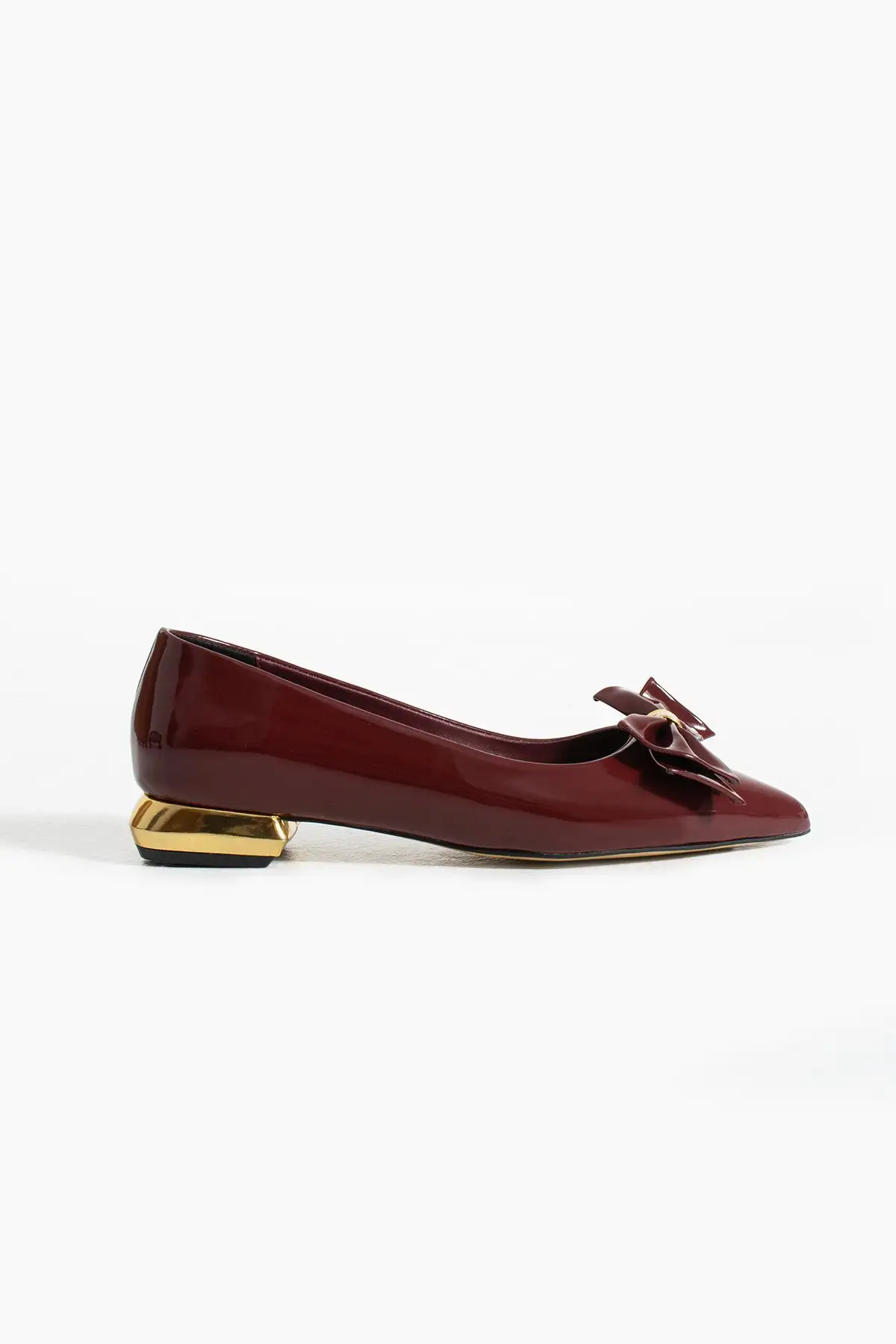 کفش اداری زنانه  بابل چرم مصنوعی بوردو – با تزئینات گوجهای و جزئیات طلایی، دارای کفی ارگونومیک برای شیک پوشی روزمره و محیط  - 4241 کفش اداری زنانه بابل چرم مصنوعی بوردو – با تزئینات گوجهای و جزئیات طلایی، دارای کفی ارگونومیک برای شیک پوشی روزمره و محیط - 4241