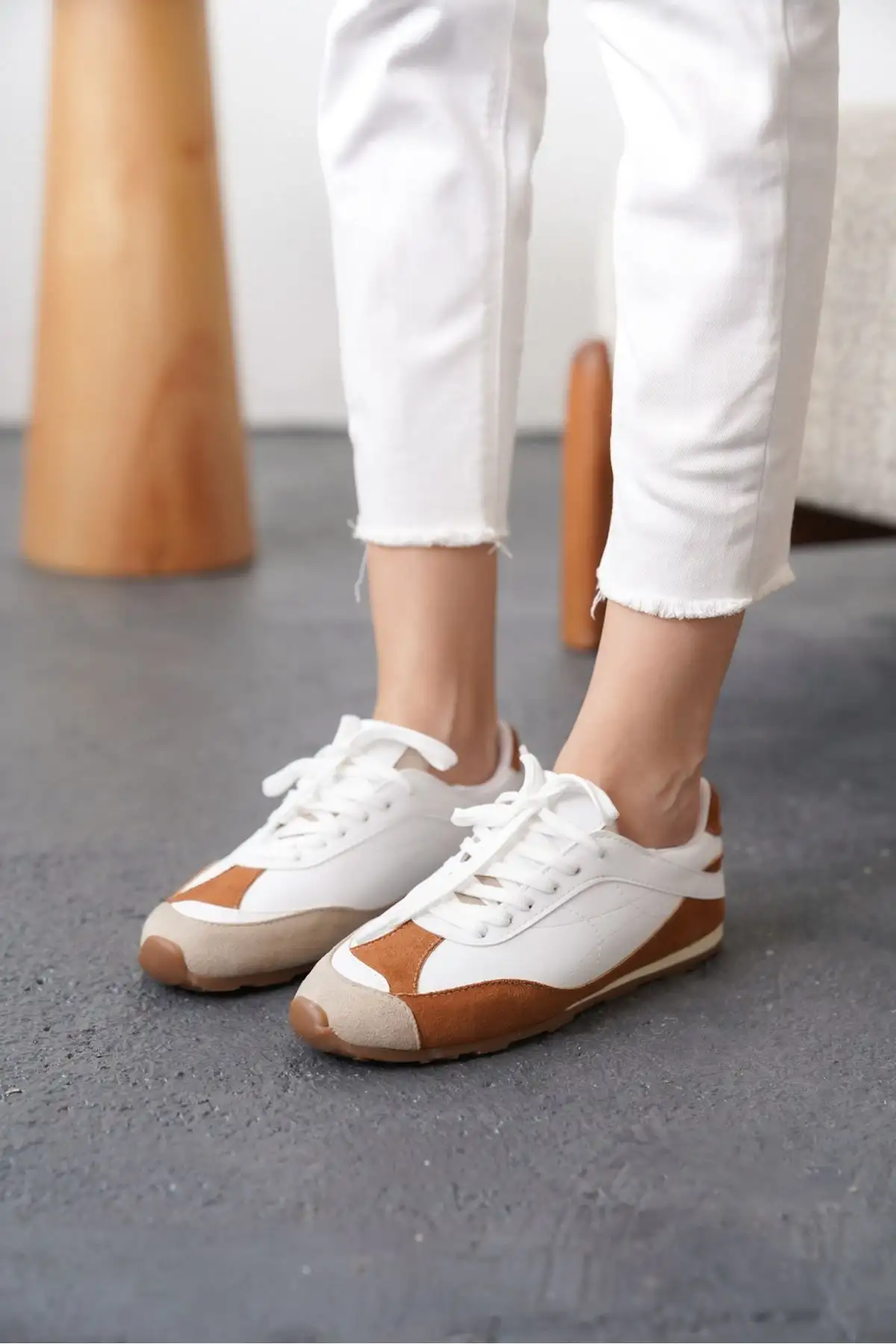 کفش زنانه  ورزشی  بوئنو - سفید-قهوهای - 4040 کفش زنانه ورزشی بوئنو - سفید-قهوهای - 4040