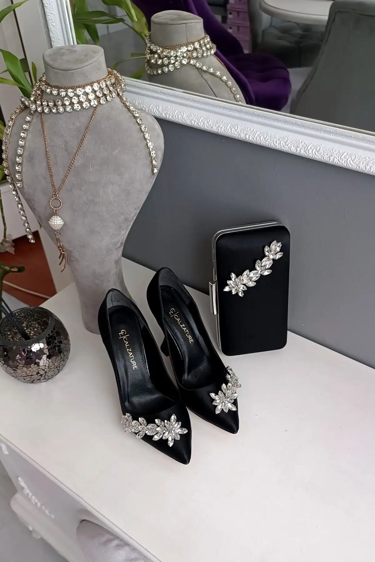 کفش اداری زنانه ست کیف ساتن مشکی با کفش زنانه پاشنه 11 سانتی شومپانی و نقرهدوزی ستارهای - 3561 کفش اداری زنانه ست کیف ساتن مشکی با کفش زنانه پاشنه 11 سانتی شومپانی و نقرهدوزی ستارهای - 3561