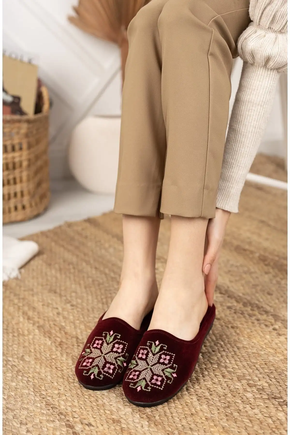 کفش راحتی خانه دمپایی زنانه کناویچه bordo با طراحی زمستانی، نرم و راحت، مخصوص استفاده در  و دارای تزئینات گلدوزی برای جهیزیه. - 3972 کفش راحتی خانه دمپایی زنانه کناویچه bordo با طراحی زمستانی، نرم و راحت، مخصوص استفاده در و دارای تزئینات گلدوزی برای جهیزیه. - 3972