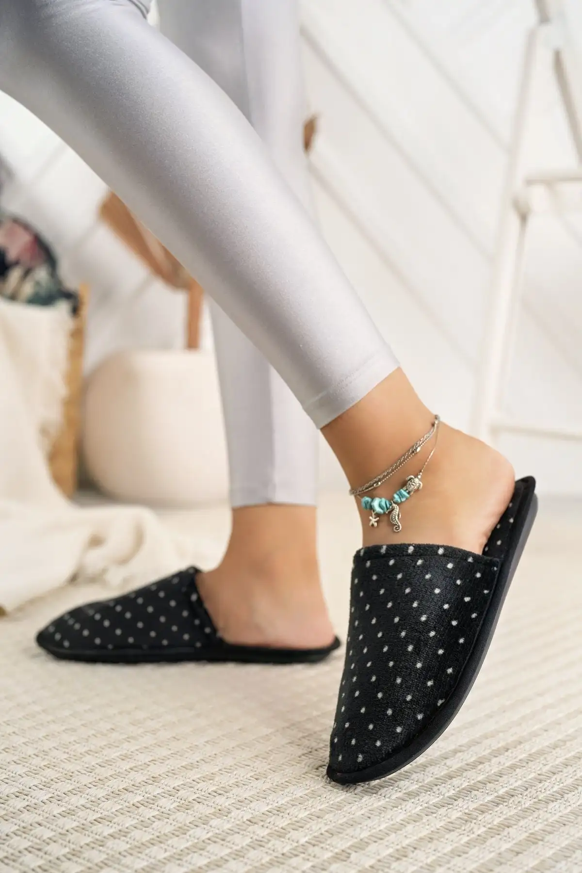 کفش راحتی خانه ترجمه عنوان محصول به فارسی به صورت زیر است:"دمپایی زنانه پاییزی سیاه رنگ، پشمی، قابل شستشو، دمپایی روزمره، دمپایی مهمان، دمپایی جهیزیه عروس" - 3970 کفش راحتی خانه ترجمه عنوان محصول به فارسی به صورت زیر است: "دمپایی زنانه پاییزی سیاه رنگ، پشمی، قابل شستشو، دمپایی روزمره، دمپایی مهمان، دمپایی جهیزیه عروس" - 3970