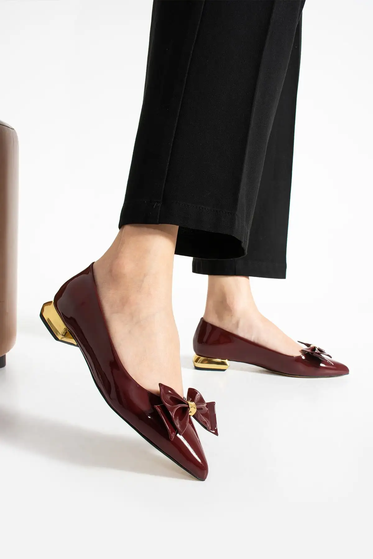 کفش اداری زنانه  بابل چرم مصنوعی بوردو – با تزئینات گوجهای و جزئیات طلایی، دارای کفی ارگونومیک برای شیک پوشی روزمره و محیط  - 4241 کفش اداری زنانه بابل چرم مصنوعی بوردو – با تزئینات گوجهای و جزئیات طلایی، دارای کفی ارگونومیک برای شیک پوشی روزمره و محیط - 4241