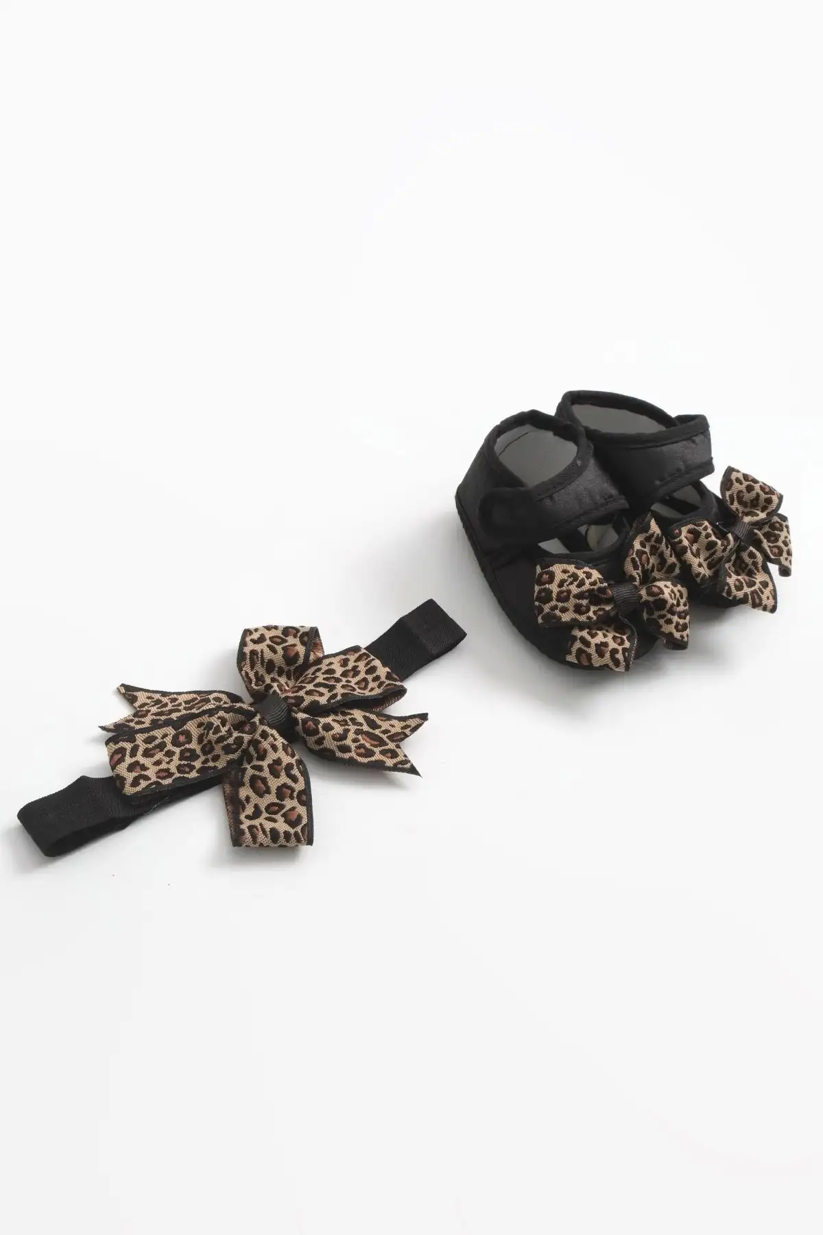 کفش نوزاد پسر ست پاپوش و باندانا سیاه با طرح پلنگی و گرهدار برای نوزادان 0 تا 3 ماهه - 3305 کفش نوزاد پسر ست پاپوش و باندانا سیاه با طرح پلنگی و گرهدار برای نوزادان 0 تا 3 ماهه - 3305