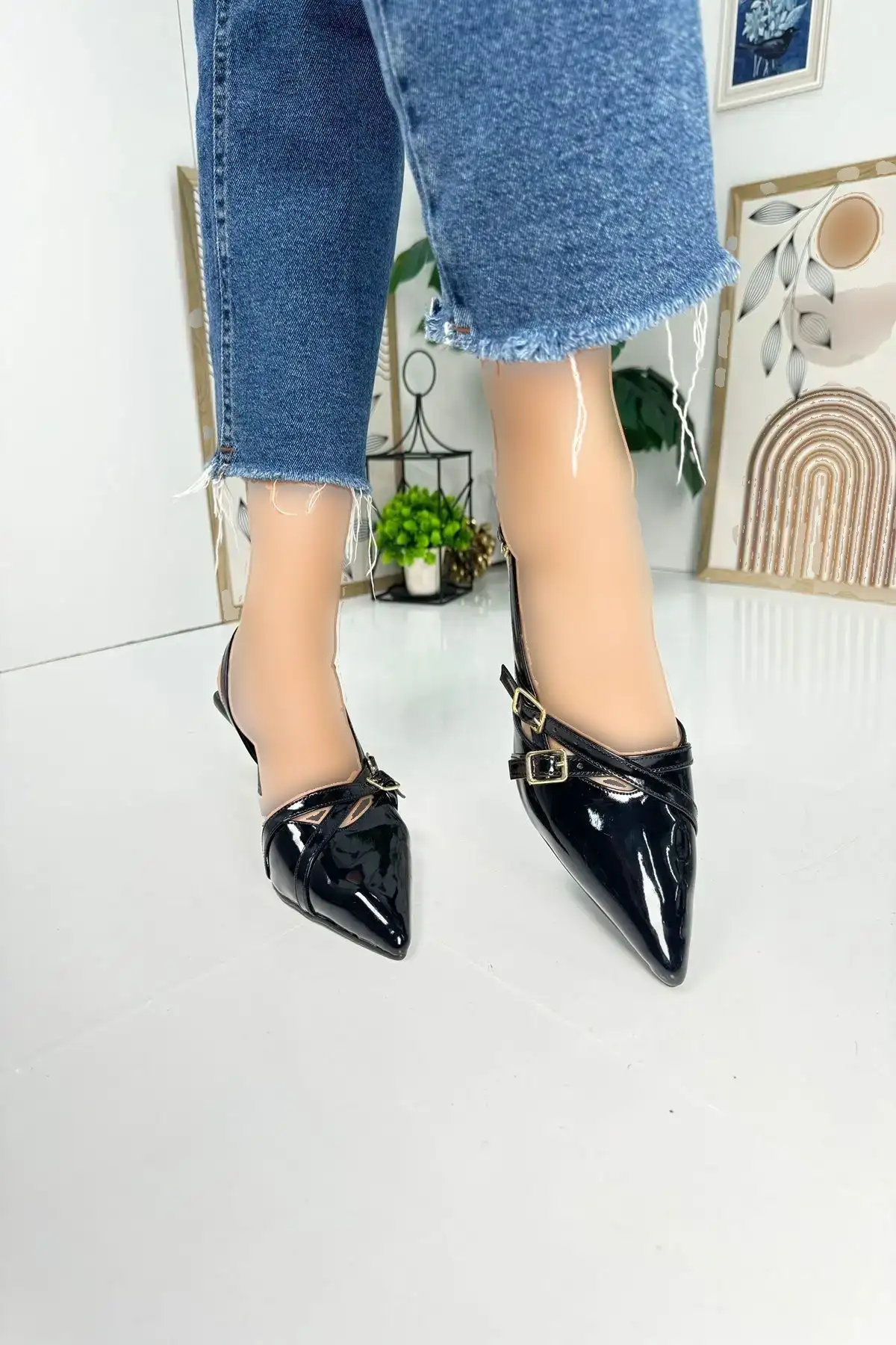 کفش پاشنه بلند زنانه  دار کلاسیک نازک  با کمر قابل تنظیم و نوک تیز مشکی روزمره 922 - 5127 کفش پاشنه بلند زنانه دار کلاسیک نازک با کمر قابل تنظیم و نوک تیز مشکی روزمره 922 - 5127