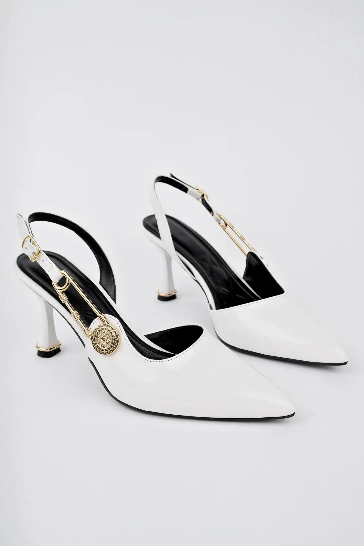 کفش پاشنه بلند زنانه پاشنه با قفل لاکی سفید - پاشنه باریک و شیک | مناسب برای مراسم عروسی و ترکیبهای اداری - 5134 کفش پاشنه بلند زنانه پاشنه با قفل لاکی سفید - پاشنه باریک و شیک | مناسب برای مراسم عروسی و ترکیبهای اداری - 5134