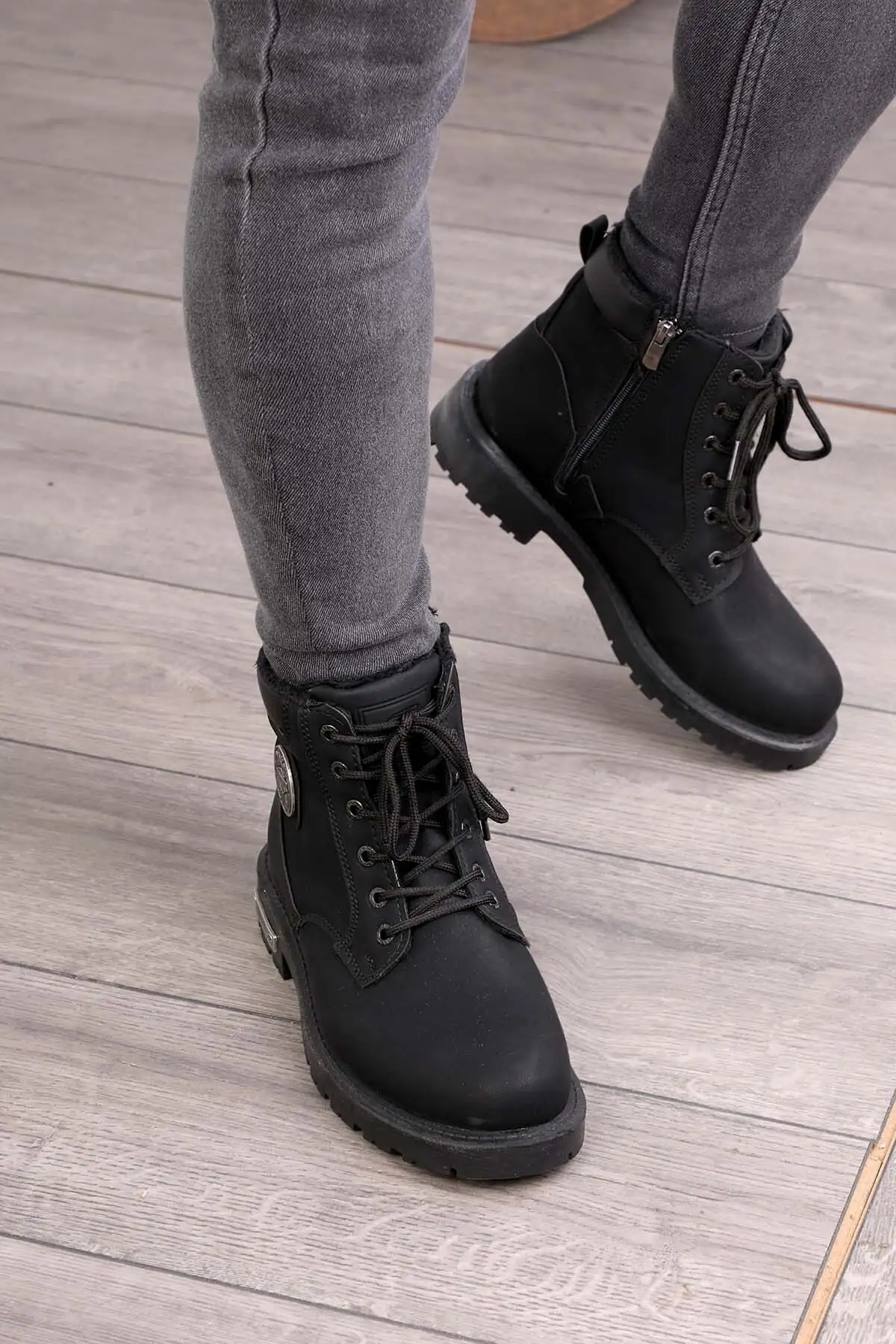 کفش پسرانه چکمه زمستانی با زیپ و خز ضد آب، با کفی لاستیکی، محصول باکیفیت و تضمینی در رنگ مشکی. - 4458 کفش پسرانه چکمه زمستانی با زیپ و خز ضد آب، با کفی لاستیکی، محصول باکیفیت و تضمینی در رنگ مشکی. - 4458