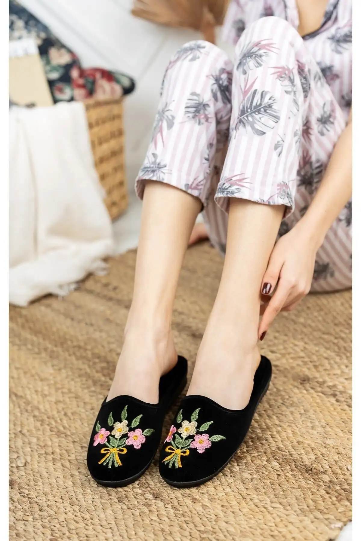 کفش راحتی خانه دمپایی زنانه سیاه بوکت - دمپایی تابستانی نرم و راحت با طراحی تزئینی برای مهمان ها و برای استفاده خانگی. - 3957 کفش راحتی خانه دمپایی زنانه سیاه بوکت - دمپایی تابستانی نرم و راحت با طراحی تزئینی برای مهمان ها و برای استفاده خانگی. - 3957