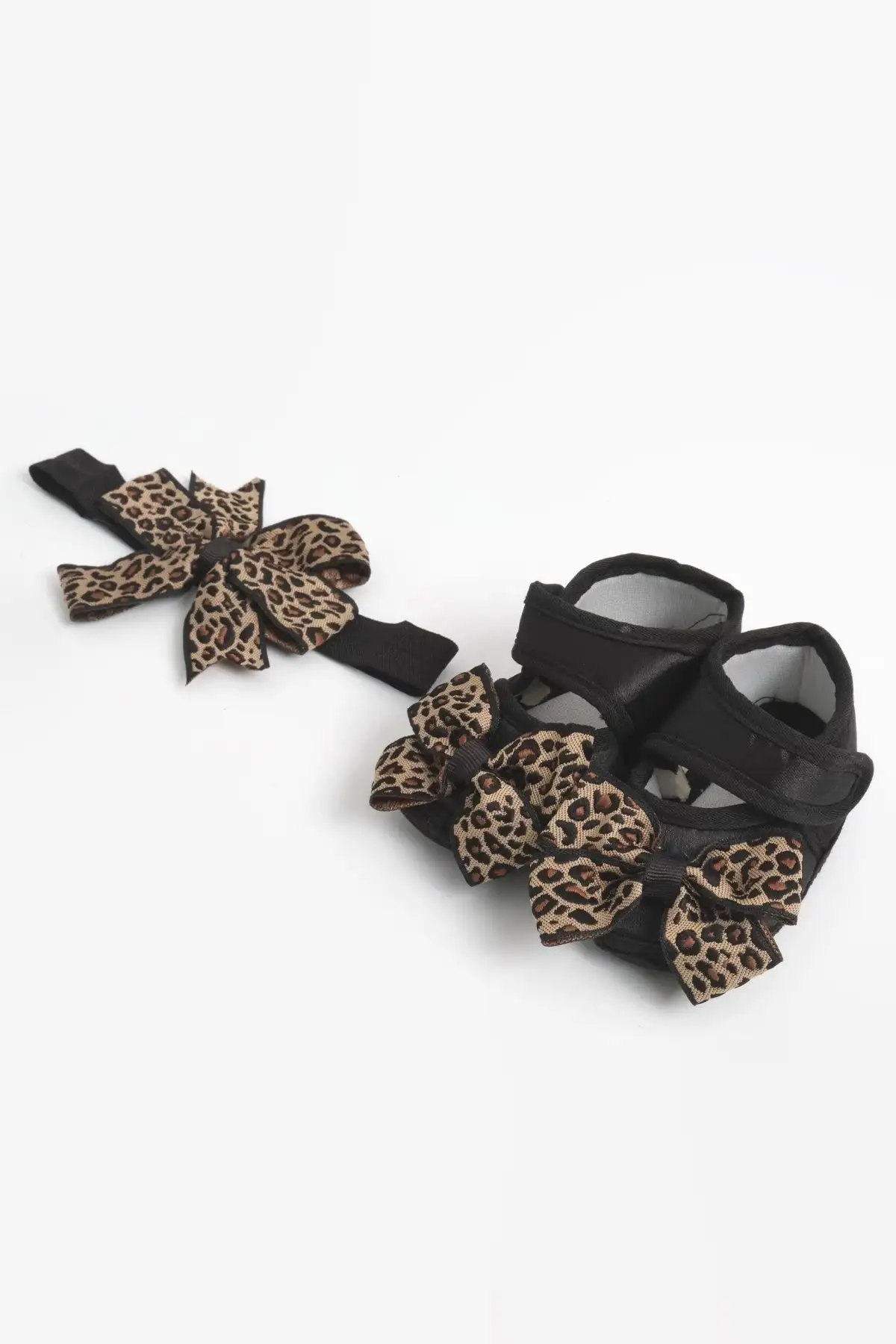 کفش نوزاد پسر ست پاپوش و باندانا سیاه با طرح پلنگی و گرهدار برای نوزادان 0 تا 3 ماهه - 3305 کفش نوزاد پسر ست پاپوش و باندانا سیاه با طرح پلنگی و گرهدار برای نوزادان 0 تا 3 ماهه - 3305