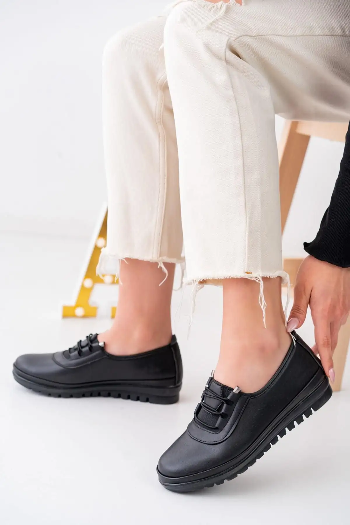 کفش تخت زنانه  راحتی  سیاه چرم روزمره با کفی طبی و ضد لغزش - 5195 کفش تخت زنانه راحتی سیاه چرم روزمره با کفی طبی و ضد لغزش - 5195