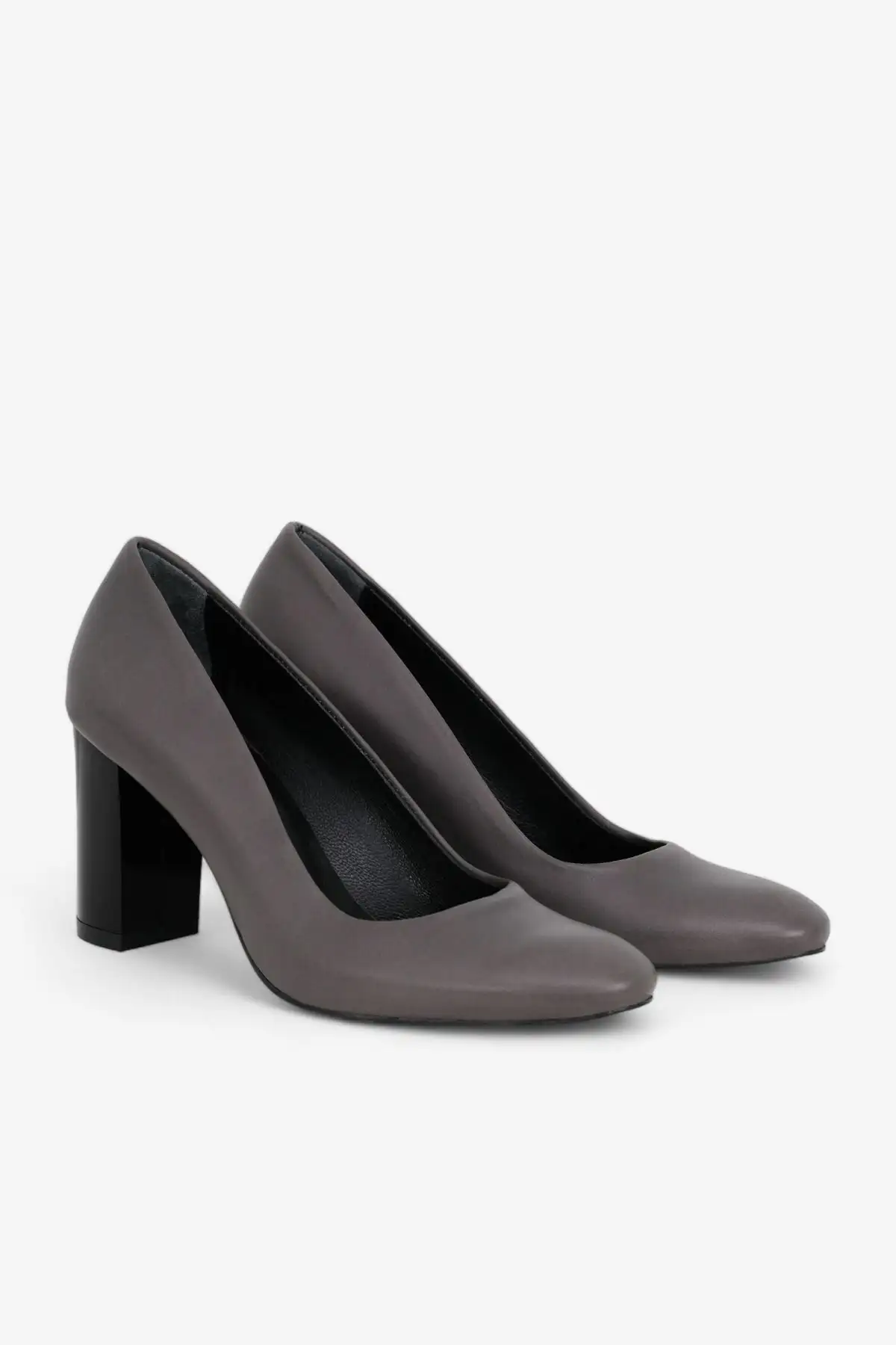 کفش پاشنه بلند زنانه  کلاسیک   چرم طبیعی به رنگ خاکستری برای محیط کار با پاشنه 7.5 سانتیمتری و نرم. - 4330 کفش پاشنه بلند زنانه کلاسیک چرم طبیعی به رنگ خاکستری برای محیط کار با پاشنه 7.5 سانتیمتری و نرم. - 4330