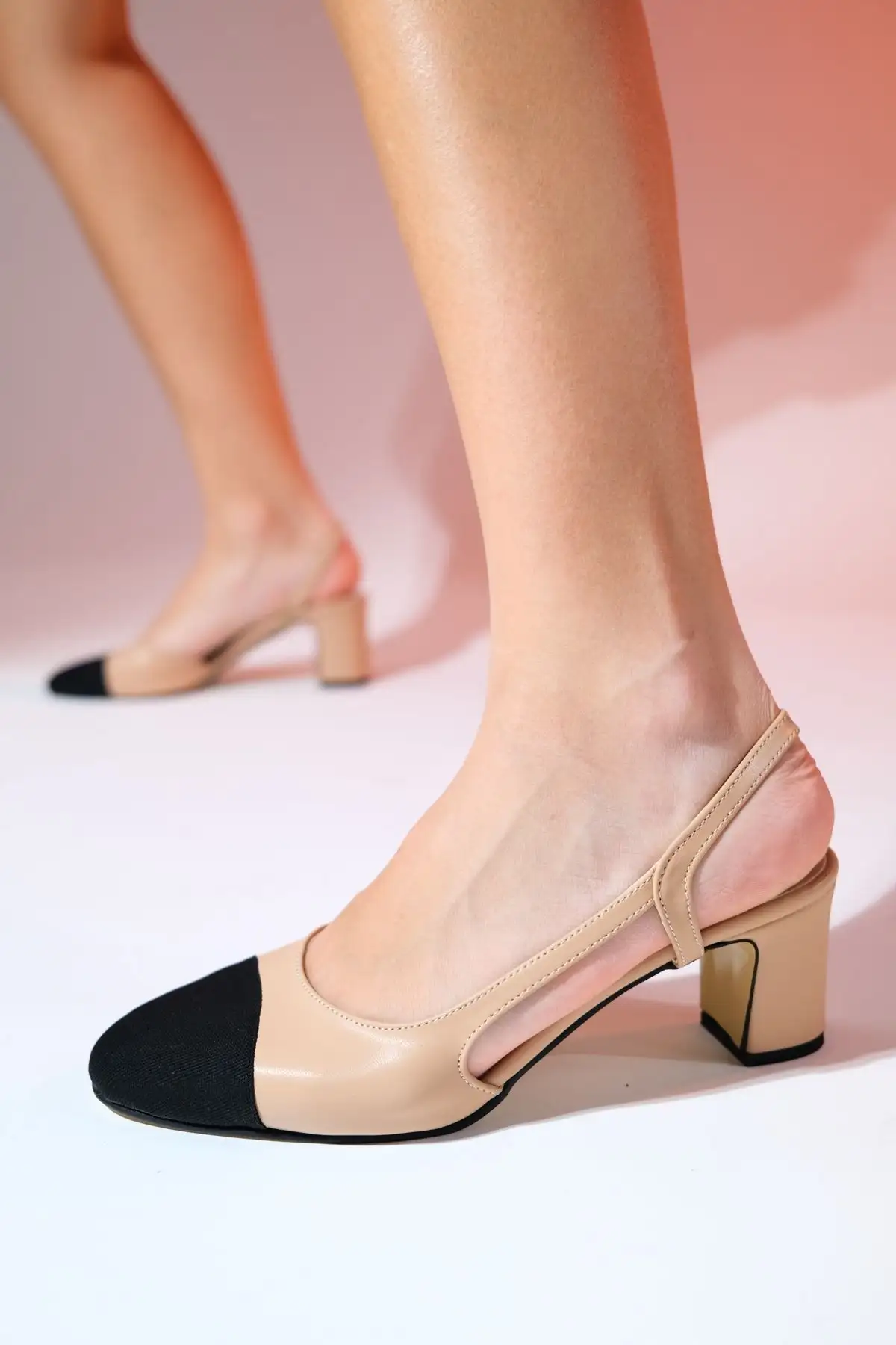 کفش صندل زنانه سندل بند قابل بسته شدن با کفی ضخیم و پاشنه کلفت در رنگ مشکی و جنس چرم بژ - 4077