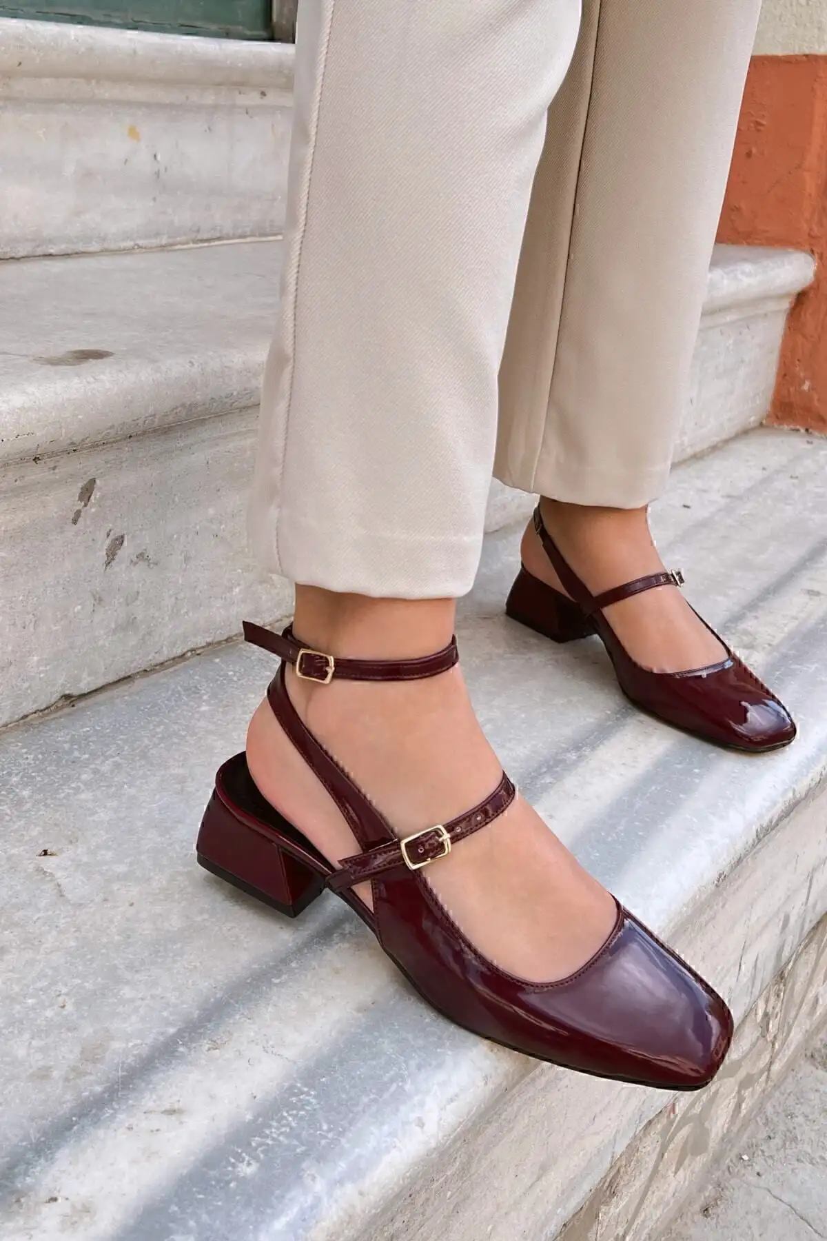 کفش زنانه  پاشنه کوتاه  ی ماری جین بوردو رنگ، با پشت باز و نوک مربع و بند دار، رنگ گیلاسی - 4057 کفش زنانه پاشنه کوتاه ی ماری جین بوردو رنگ، با پشت باز و نوک مربع و بند دار، رنگ گیلاسی - 4057