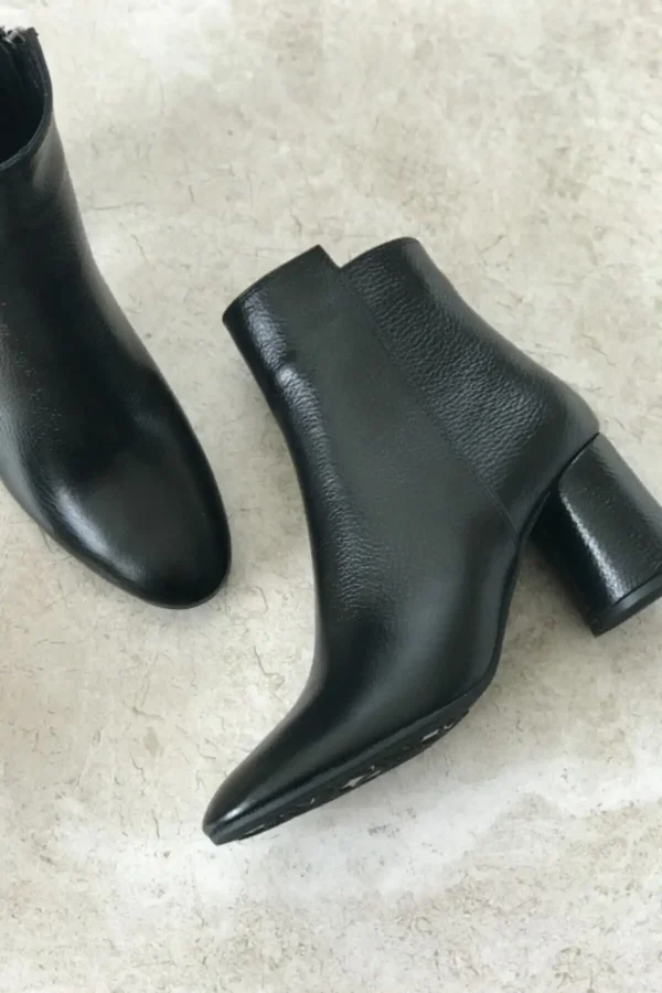 بوت و نیم‌ بوت زنانه بغل‌دار از چرم طبیعی سیاه - 5011