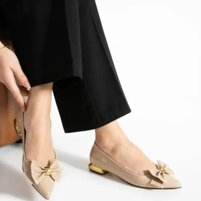 کفش اداری زنانه بابی چرم مصنوعی وگان بی‌ژ – با تزئینات پاپیون طلایی، کفی ارتوپدی مناسب برای استفاده روزمره و شیک کاری - 4244