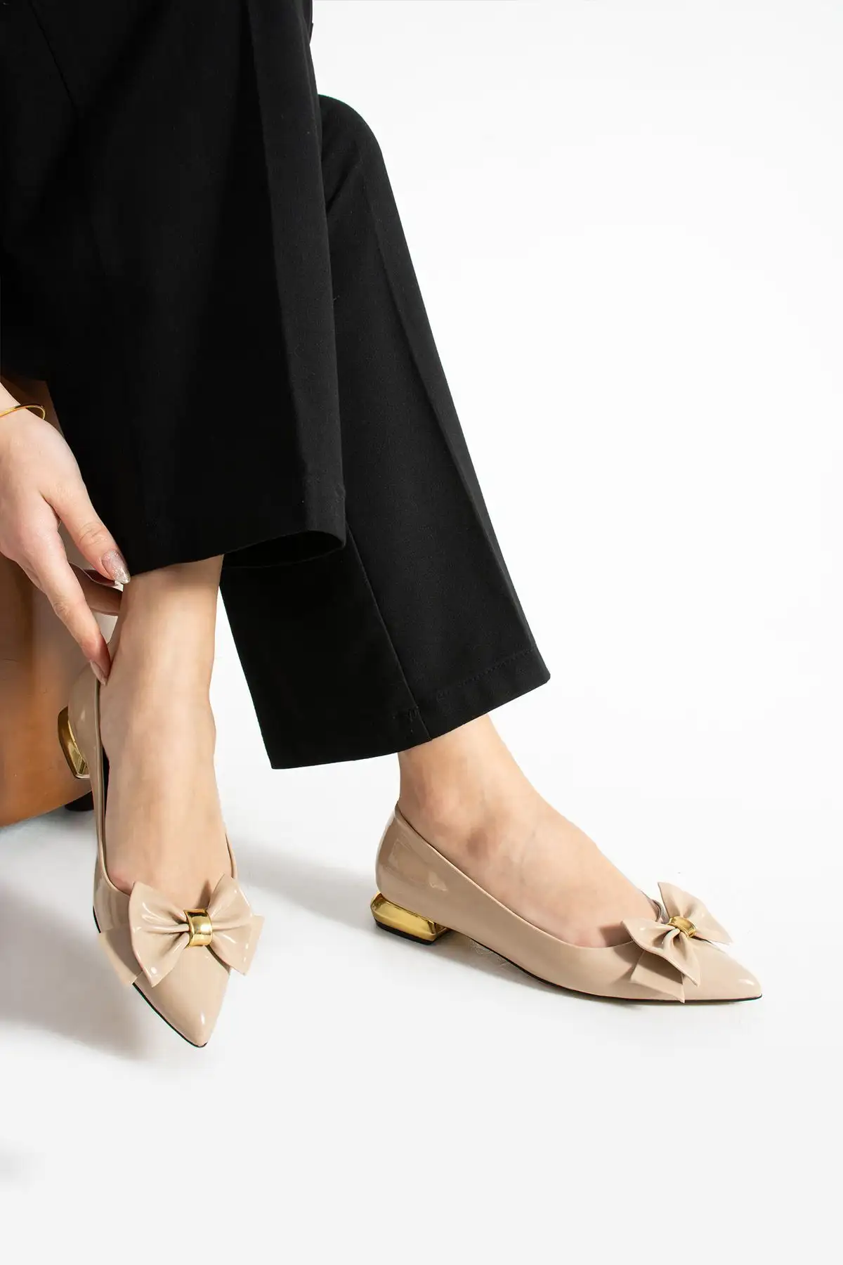 کفش اداری زنانه بابی چرم مصنوعی وگان بی‌ژ – با تزئینات پاپیون طلایی، کفی ارتوپدی مناسب برای استفاده روزمره و شیک کاری - 4244