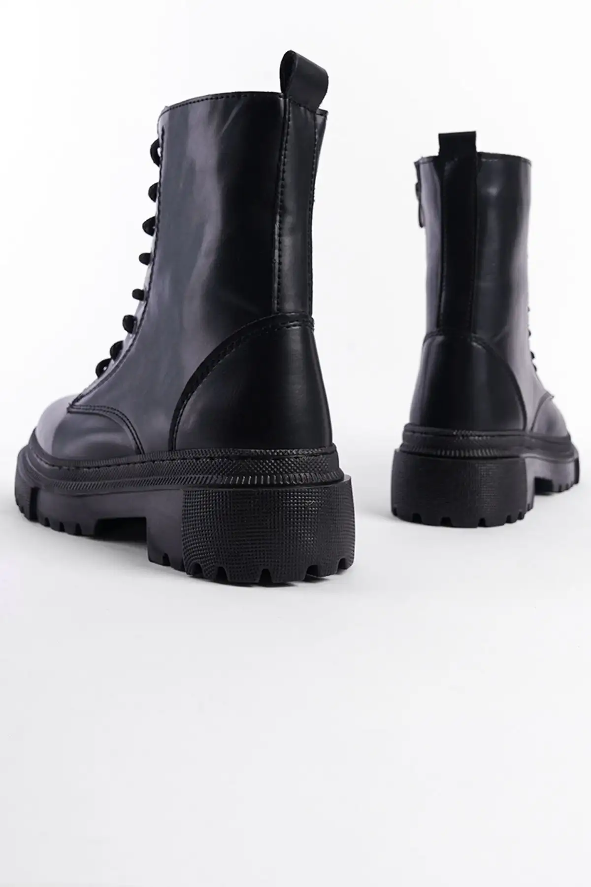 بوت و نیم بوت زنانه Fermuarlı و Bağcıklı Bot به فارسی به معنی "بوت با زیپ و بند" است. - 3451 بوت و نیم بوت زنانه Fermuarlı و Bağcıklı Bot به فارسی به معنی "بوت با زیپ و بند" است. - 3451