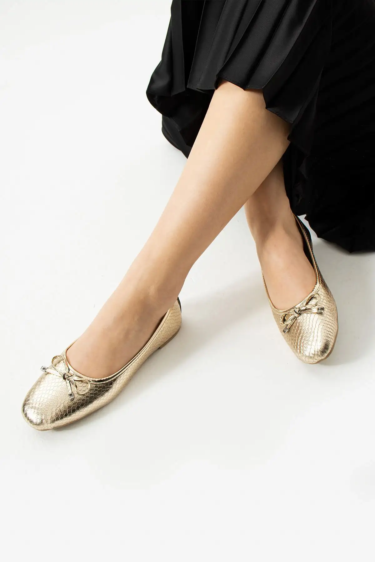 کفش اداری زنانه هانا ترند تخت با پاپیون طلایی - و خانگی مدل STC1076 - 4242